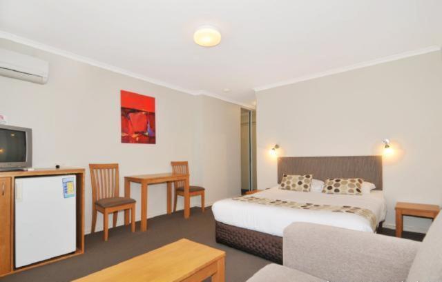 Motel Room - Photo 2
