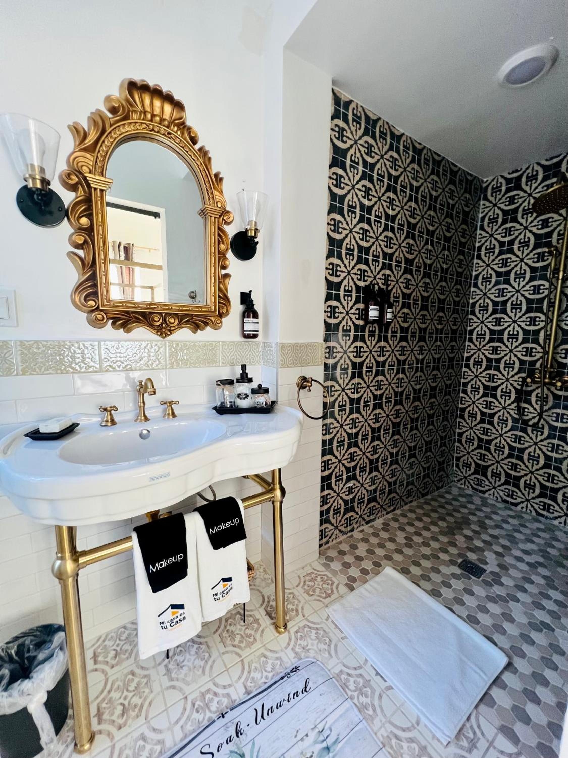 Deluxe King Suite - Photo 13