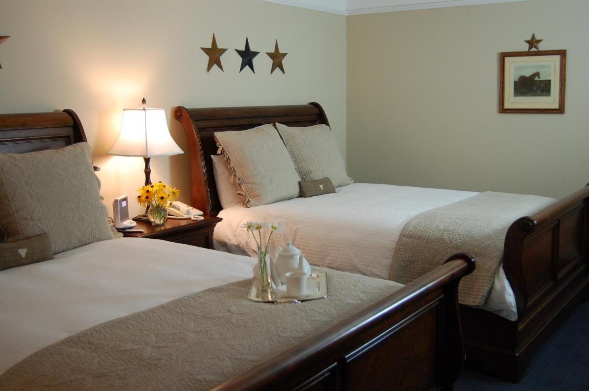 Deluxe Room With Two Queen Beds - Photo 1