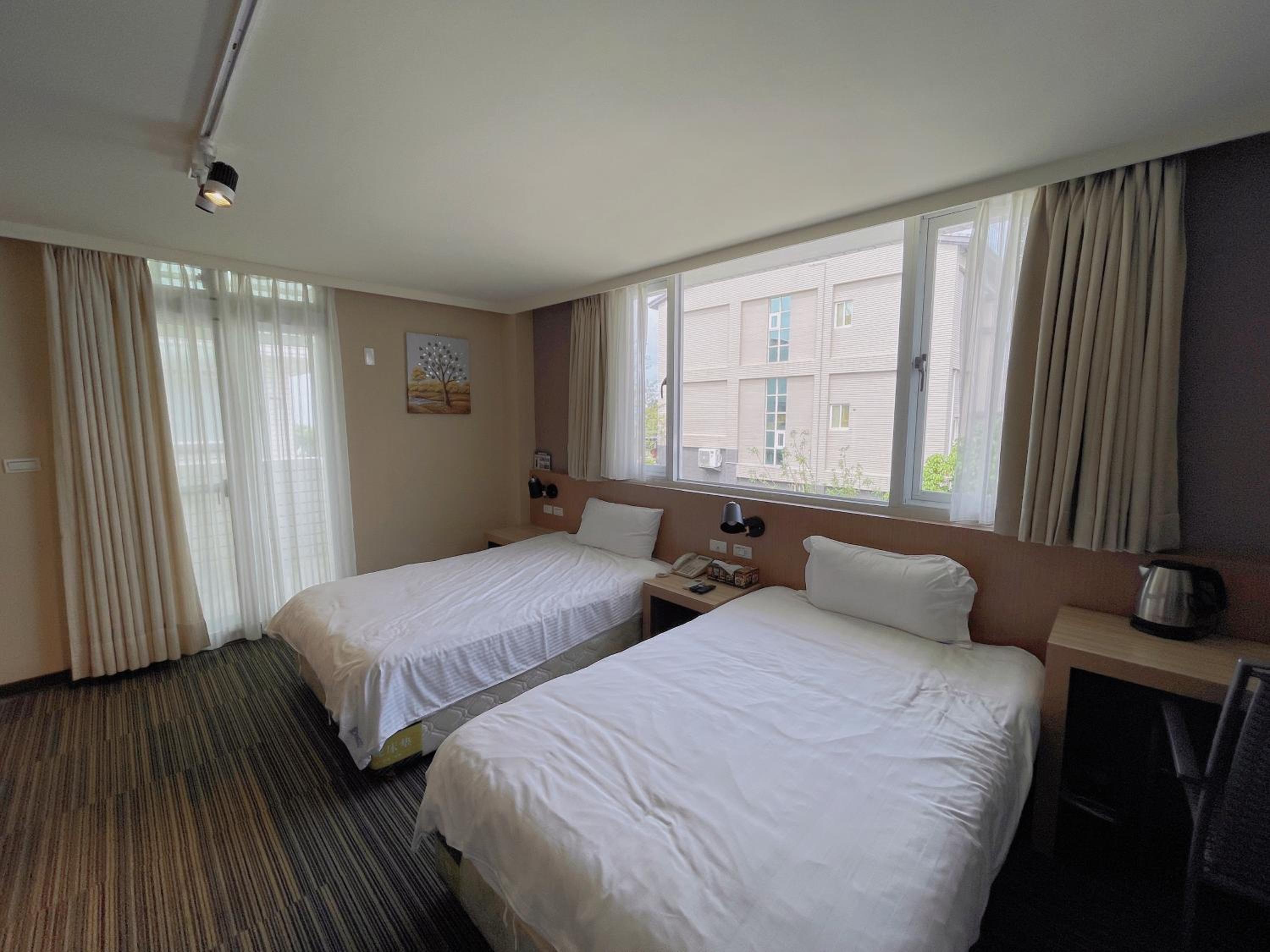 Twin Room with Private Bathroom photo 3
