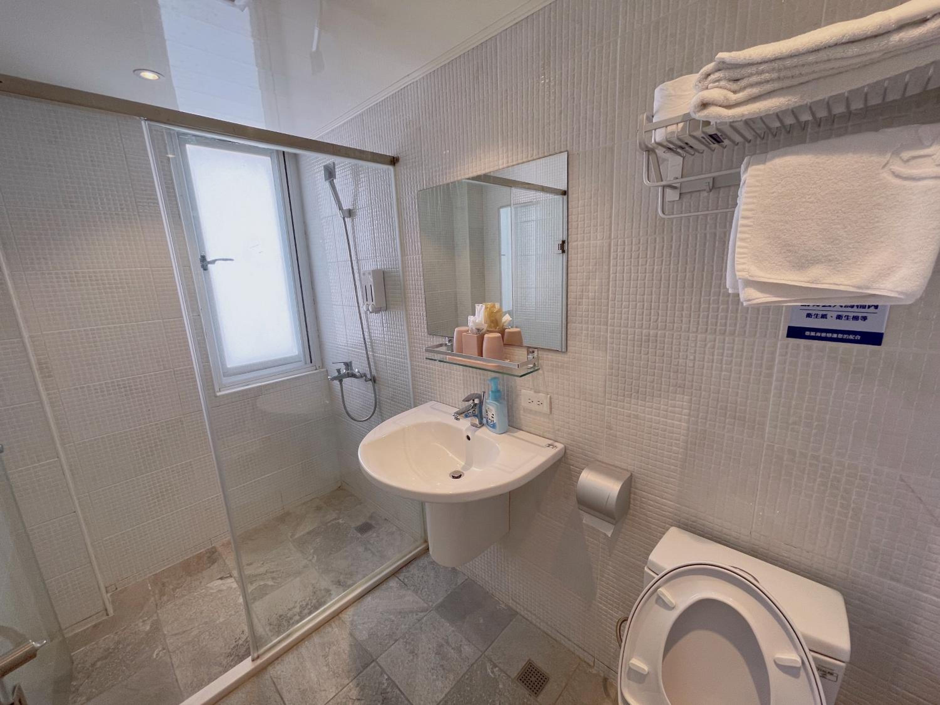 Twin Room with Private Bathroom photo 2