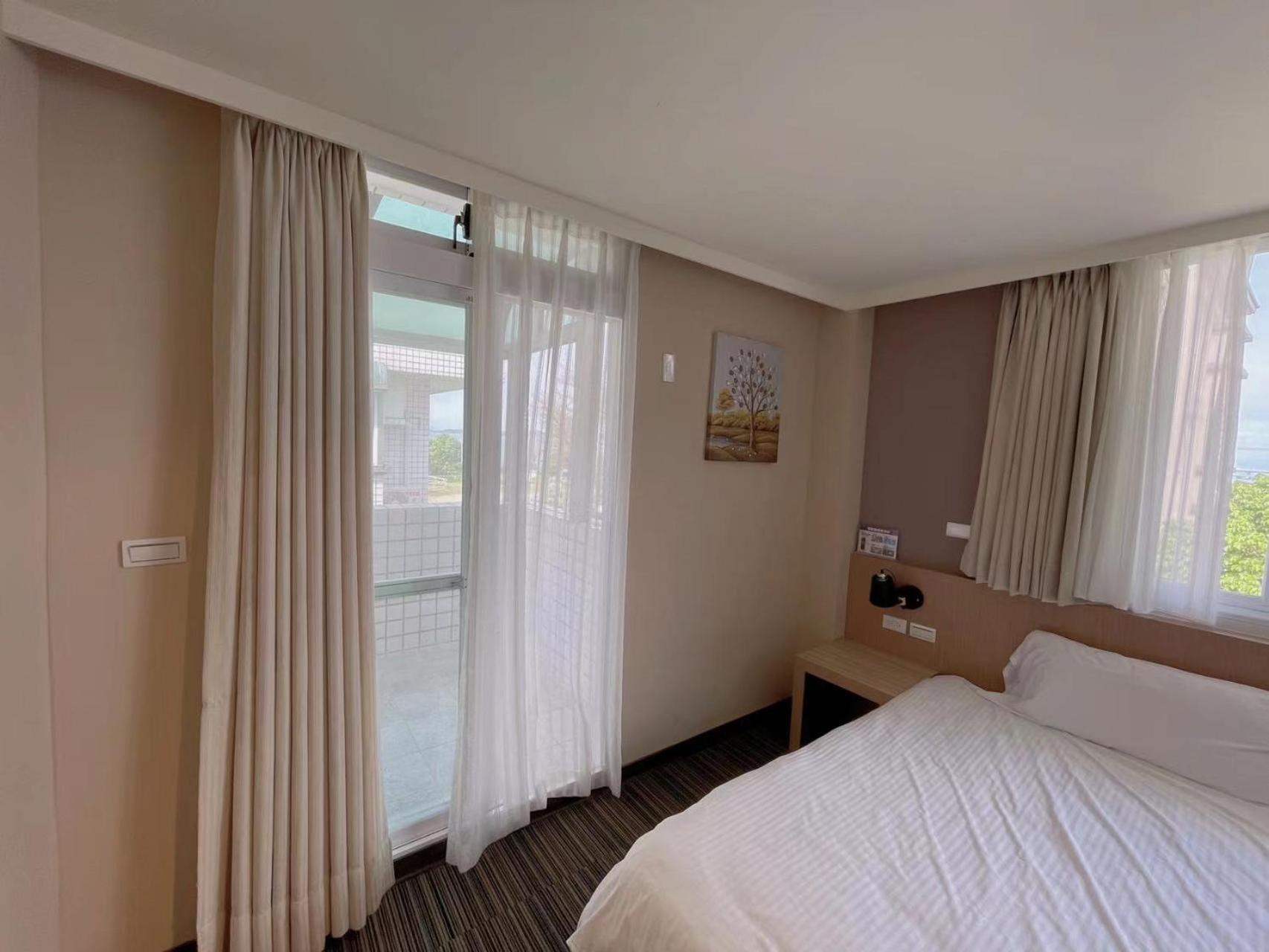 Twin Room with Private Bathroom photo 2