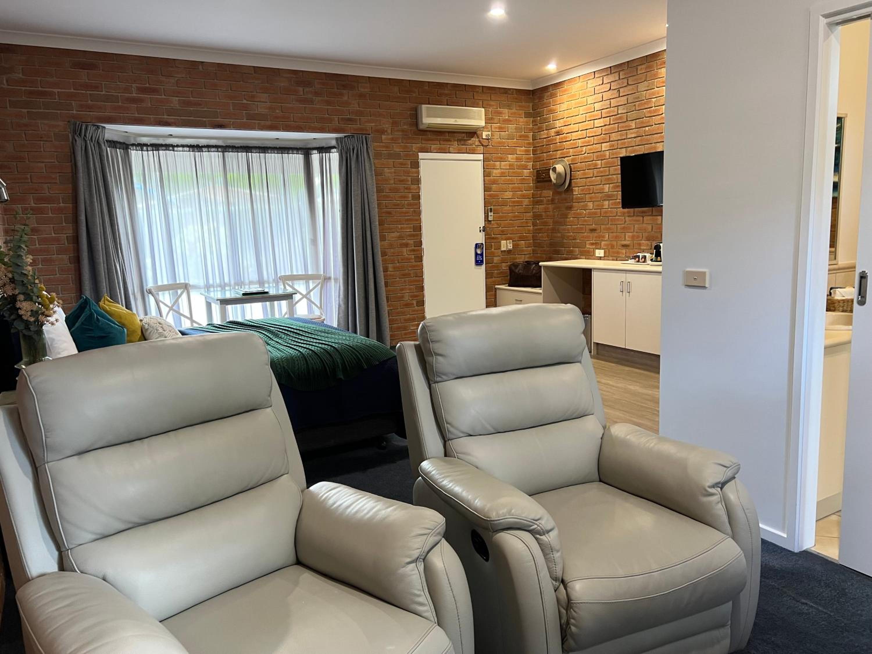 Deluxe King Room with Spa Bath photo 2