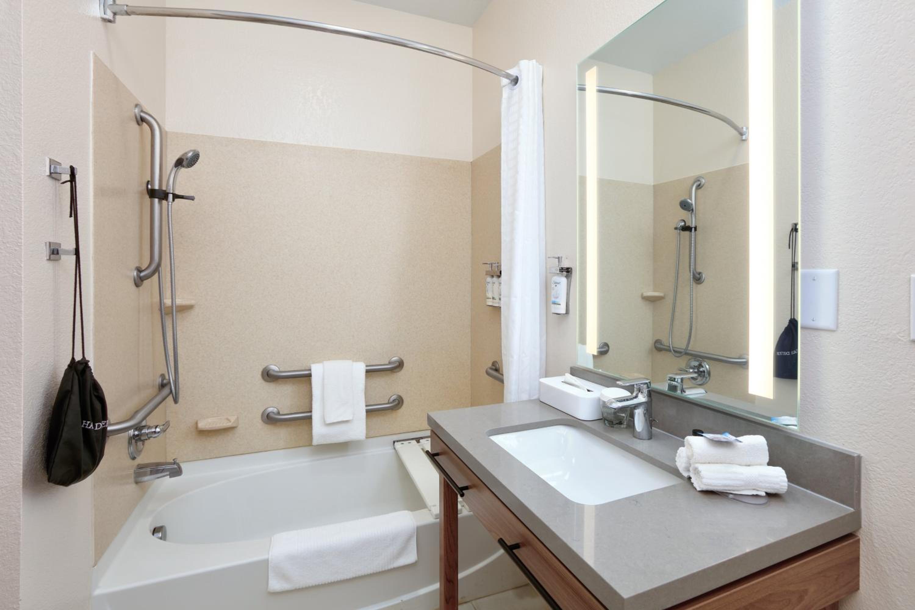 Queen Studio Suite - Mobility Access Tub/Non-Smoking - Photo 4