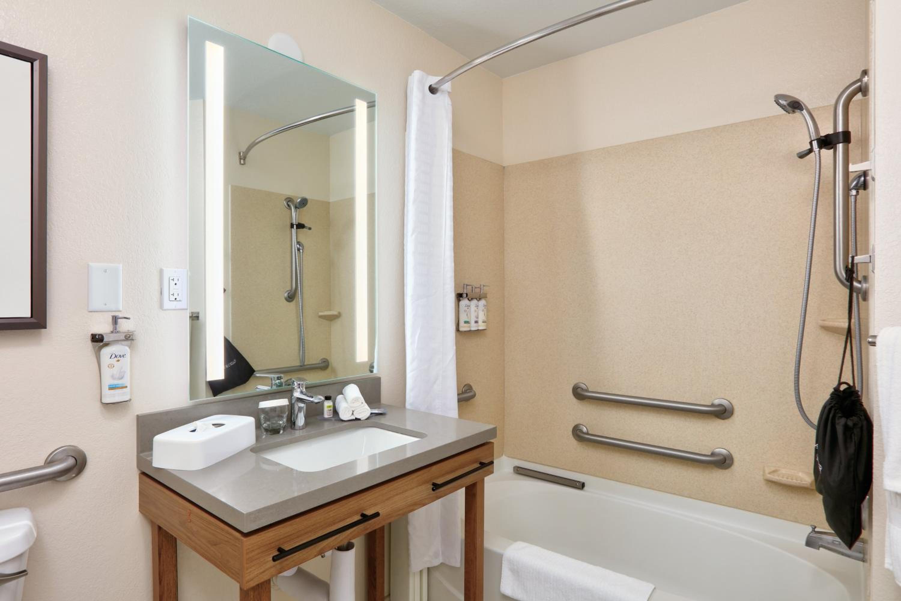 Queen Studio Suite - Mobility Access Tub/Non-Smoking - Photo 5
