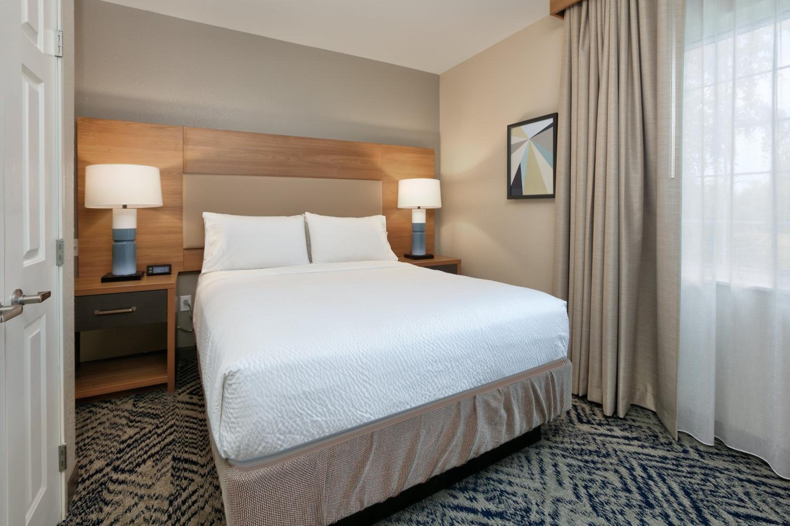 One-Bedroom Queen Suite - Photo 3