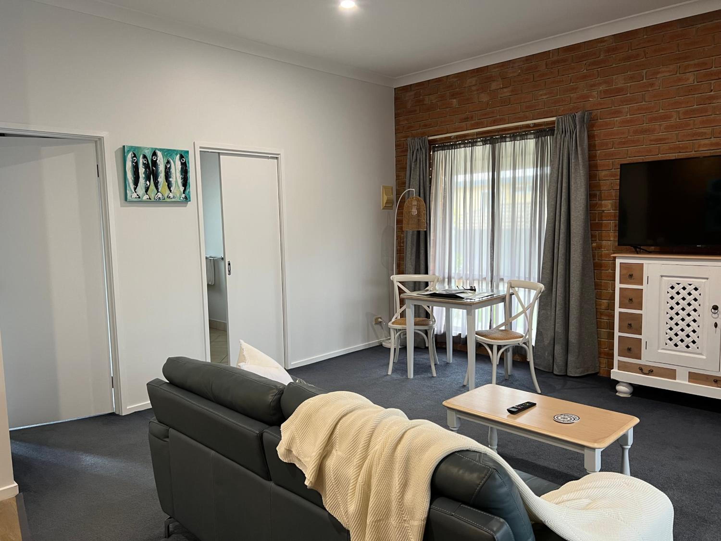Deluxe Queen Suite with Spa Bath photo 2