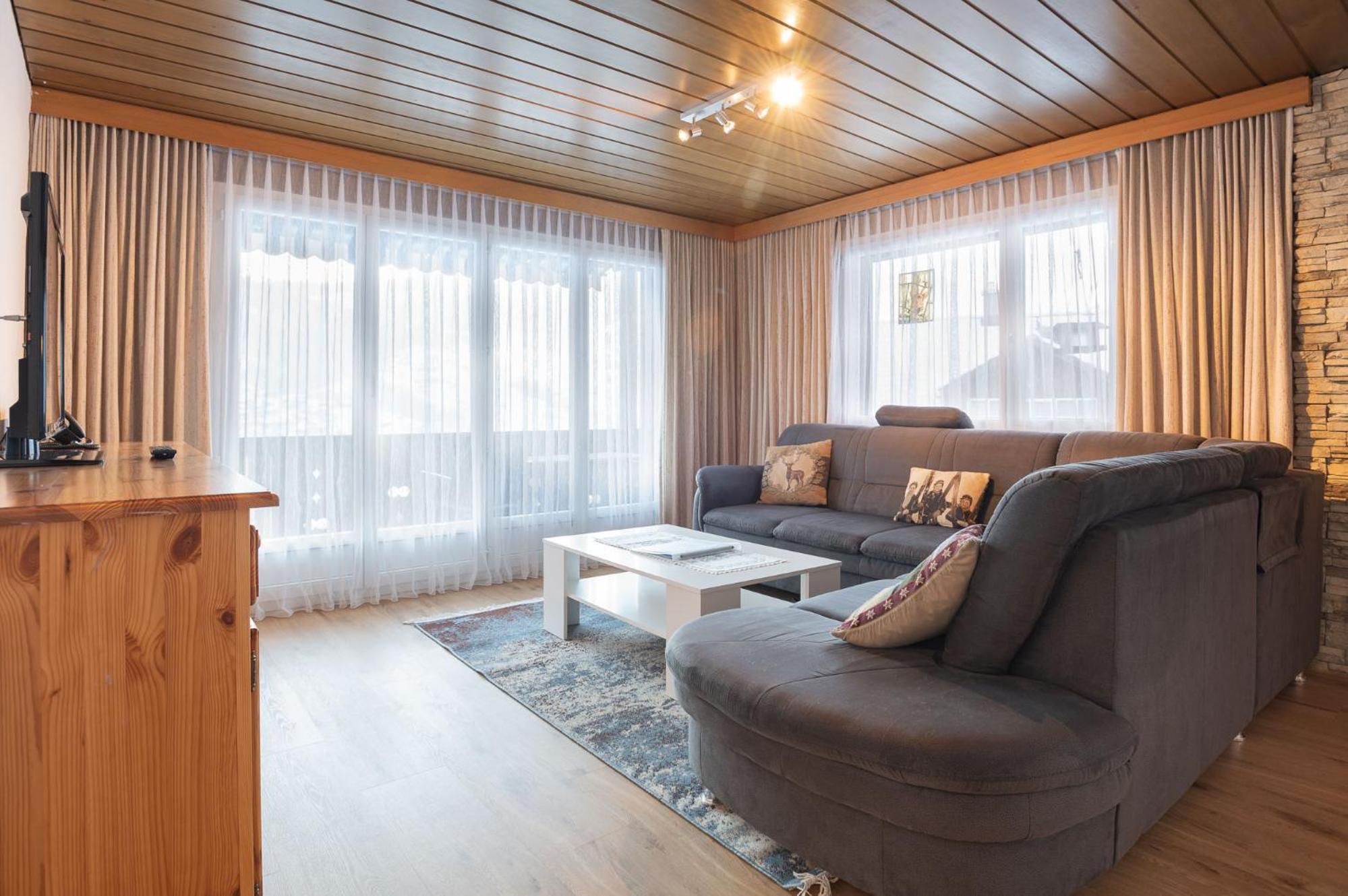 Four-Bedroom Apartment with Balcony and Eiger View