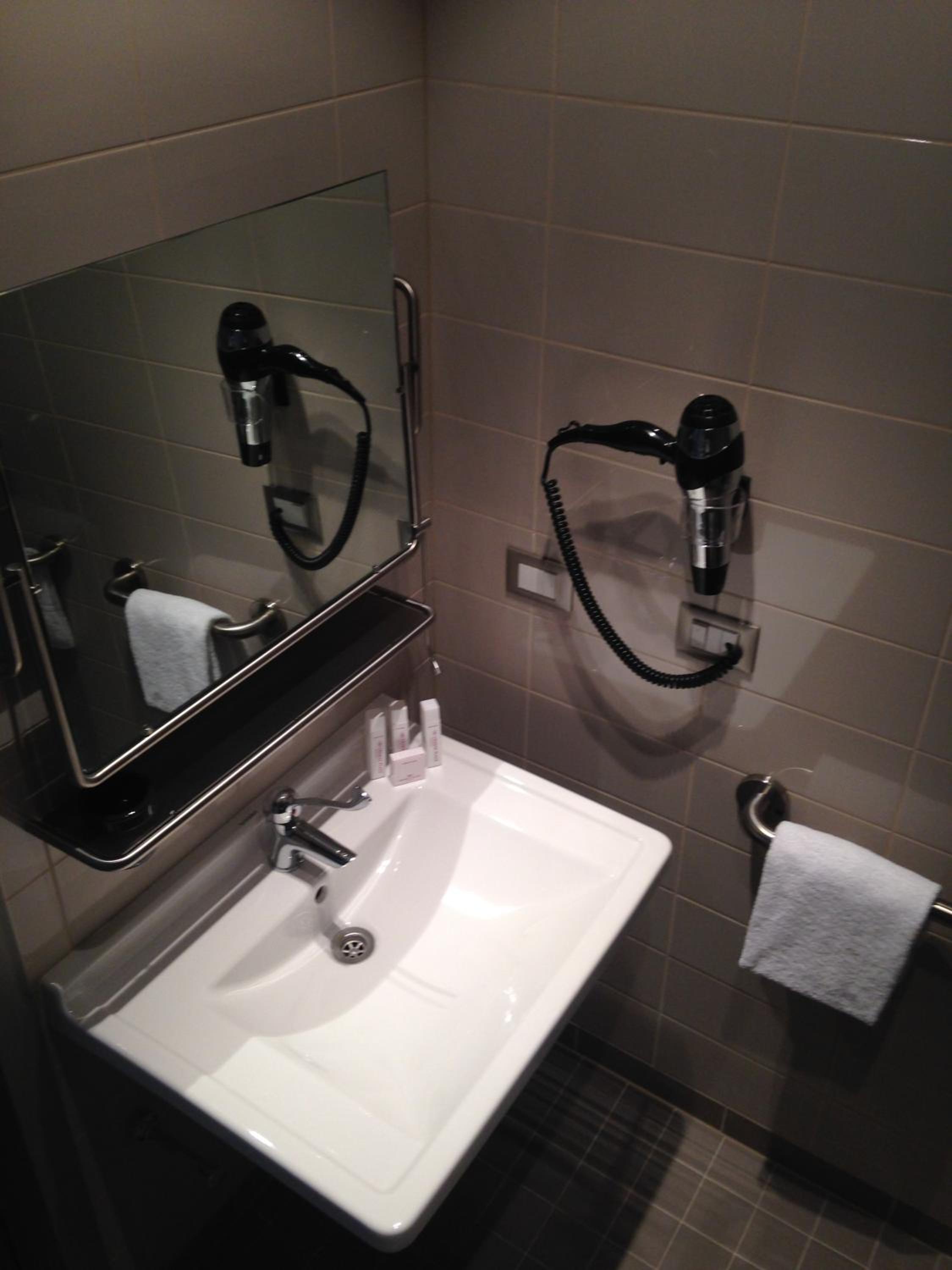 Standard Twin Room - Accessible thumbnail 5