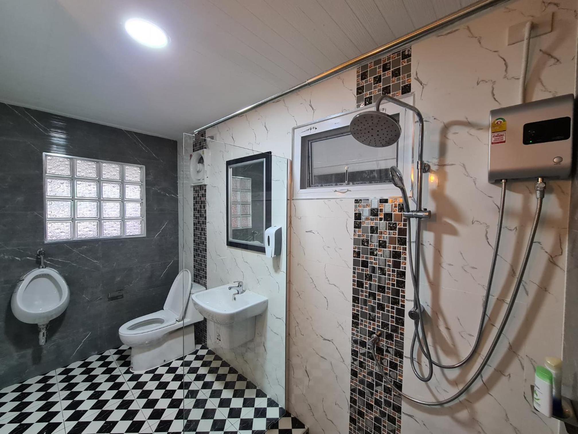 Deluxe Double Room (2 Adults + 1 Child) - Photo 2