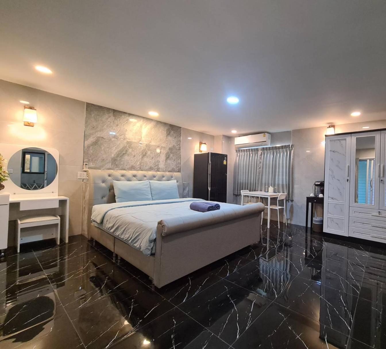 Deluxe Double Room (2 Adults + 1 Child) - Photo 1