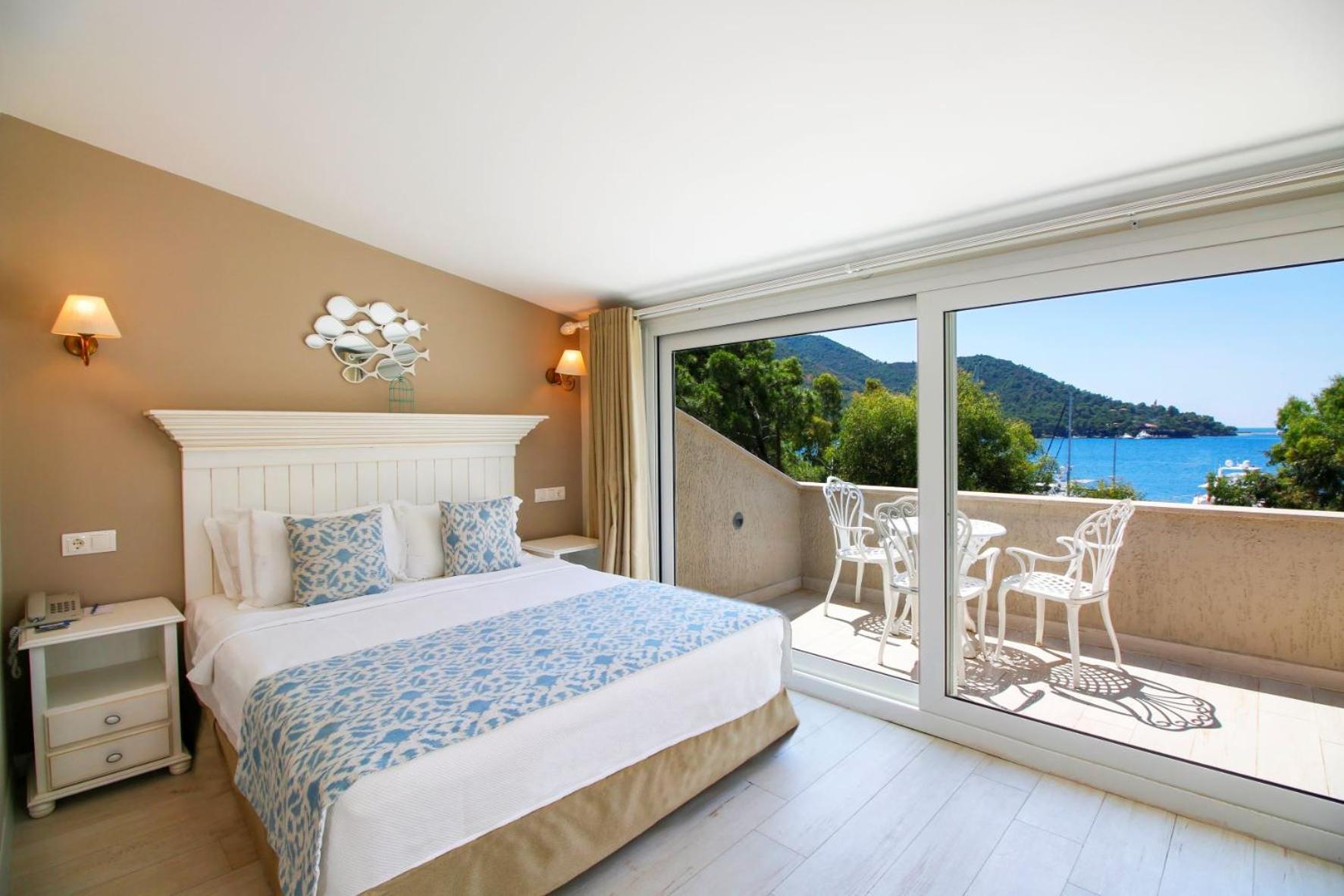 Deluxe Double Room (2 Adults + 1 Child) - Photo 1