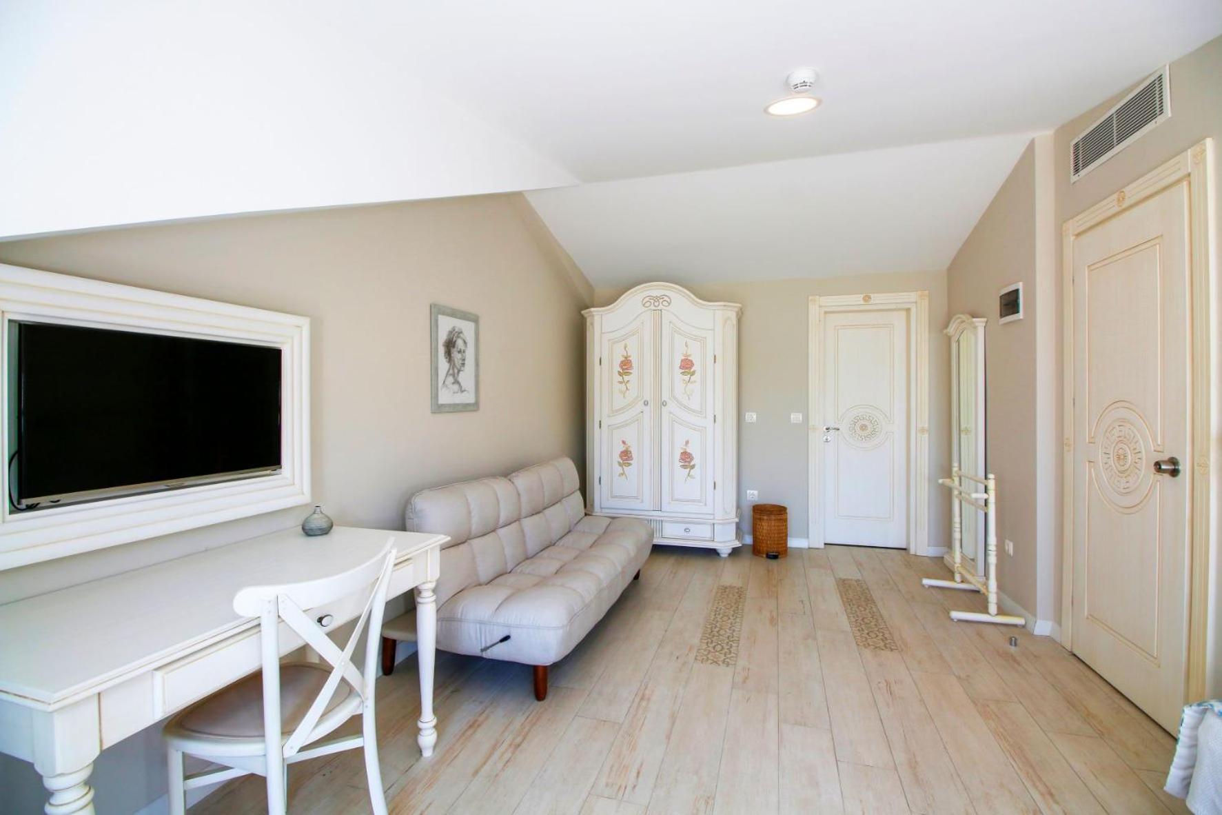 Deluxe Double Room (2 Adults + 1 Child) - Photo 6
