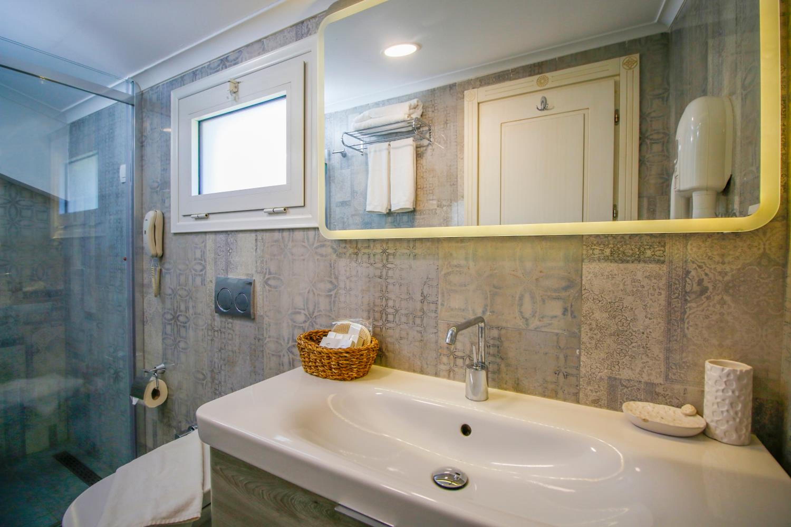 Deluxe Double Room (2 Adults + 1 Child) - Photo 5