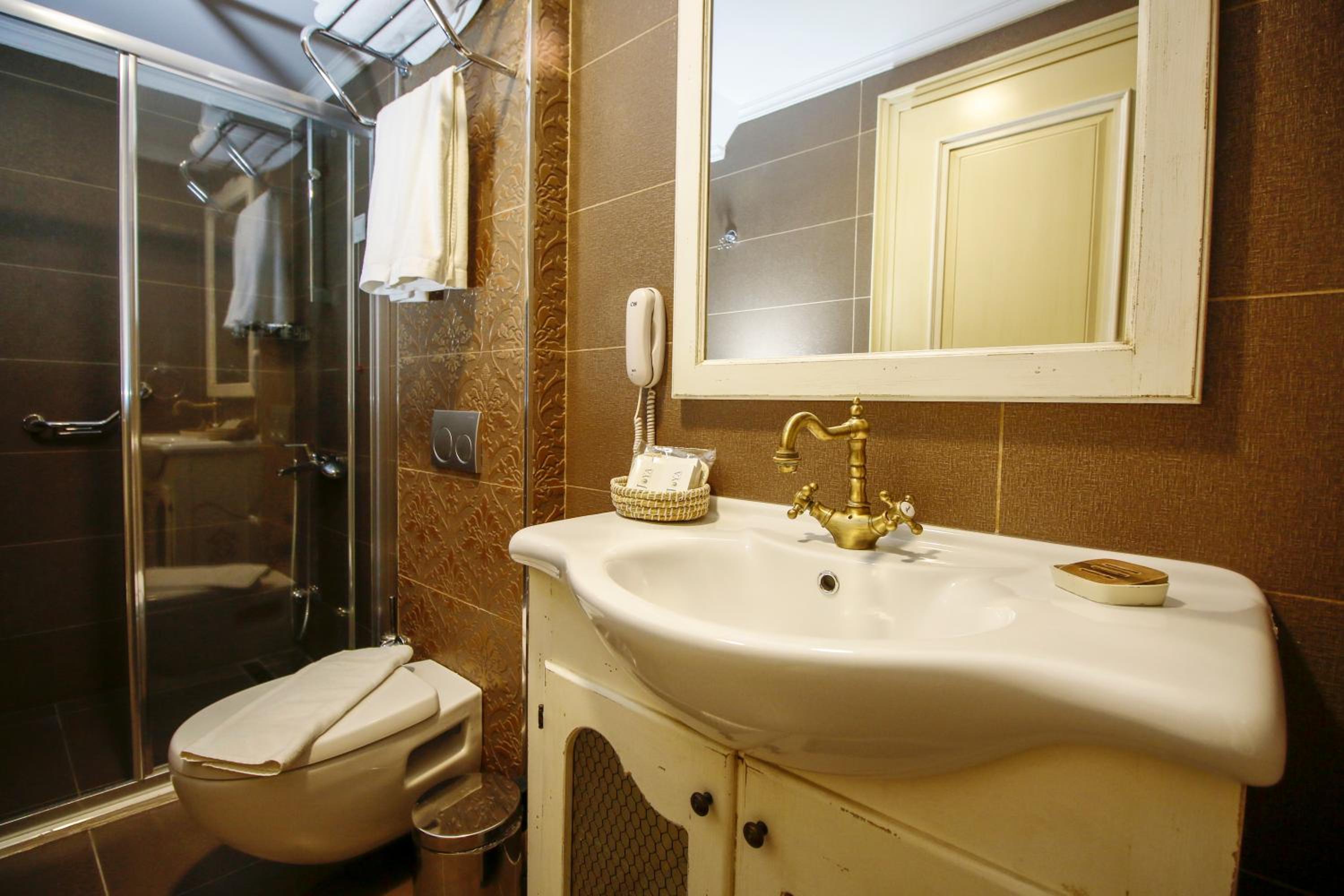 Standard Double Room - Photo 13