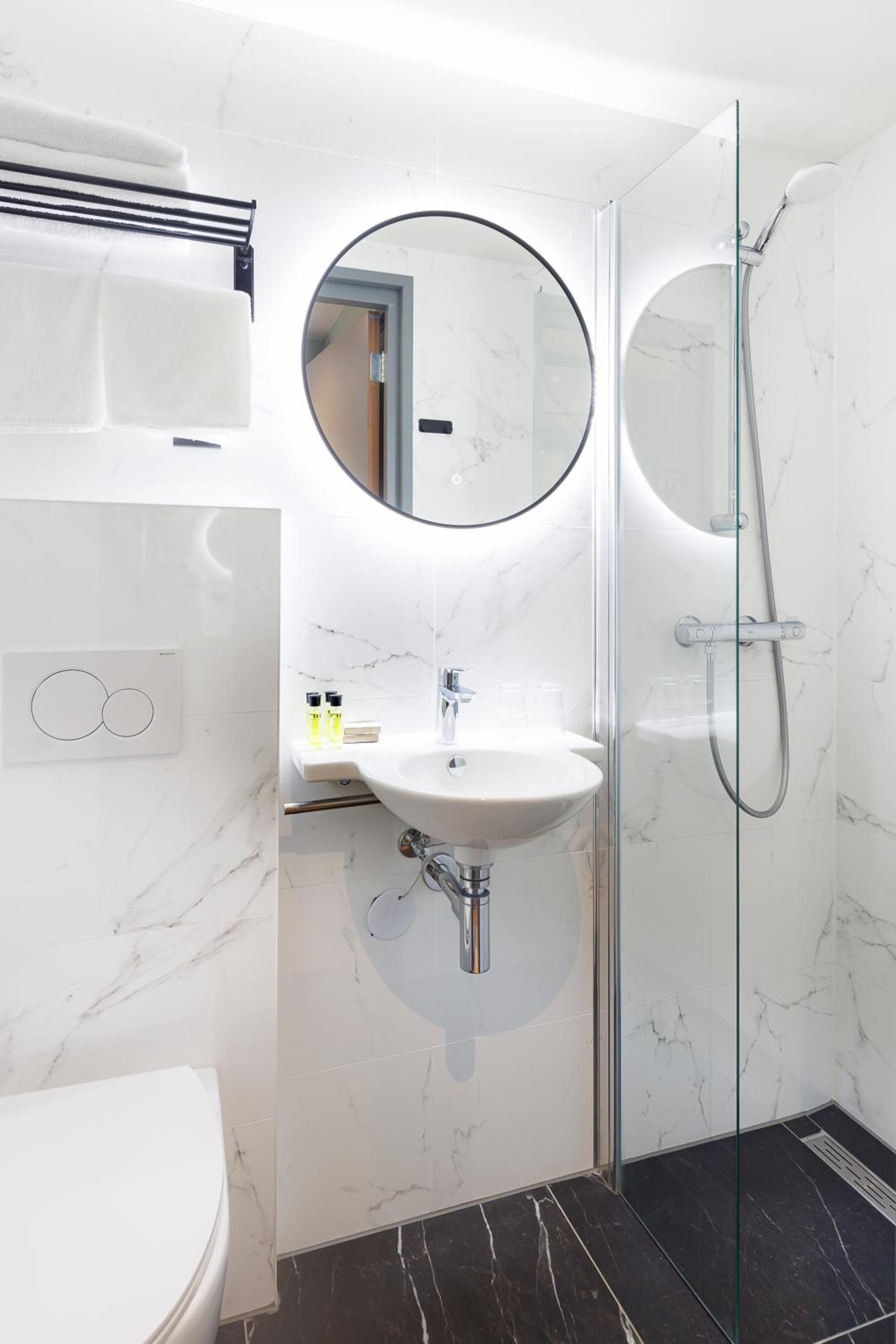 Small Double Room with Private Bathroom photo 3
