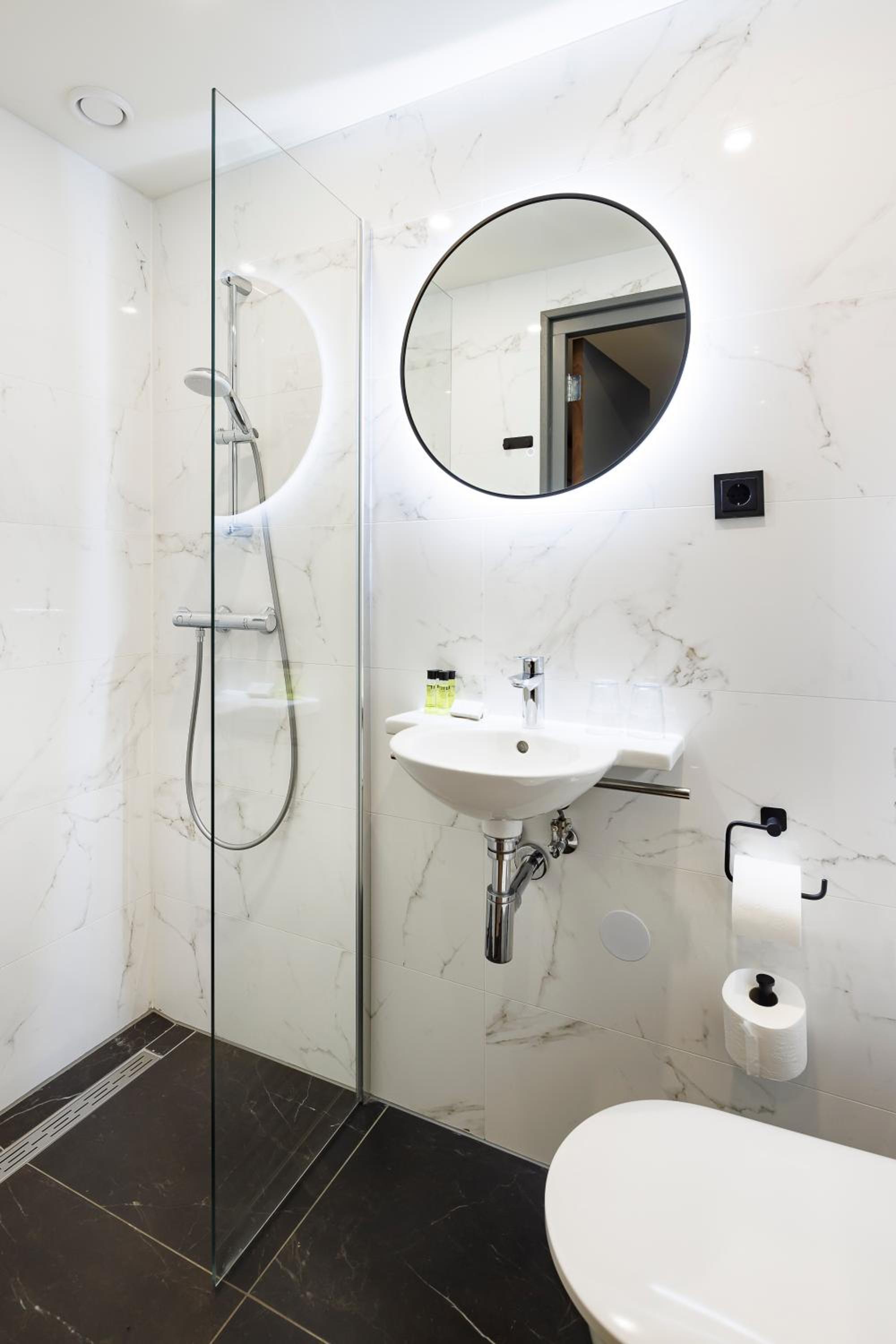 Twin Room with Private Bathroom photo 3