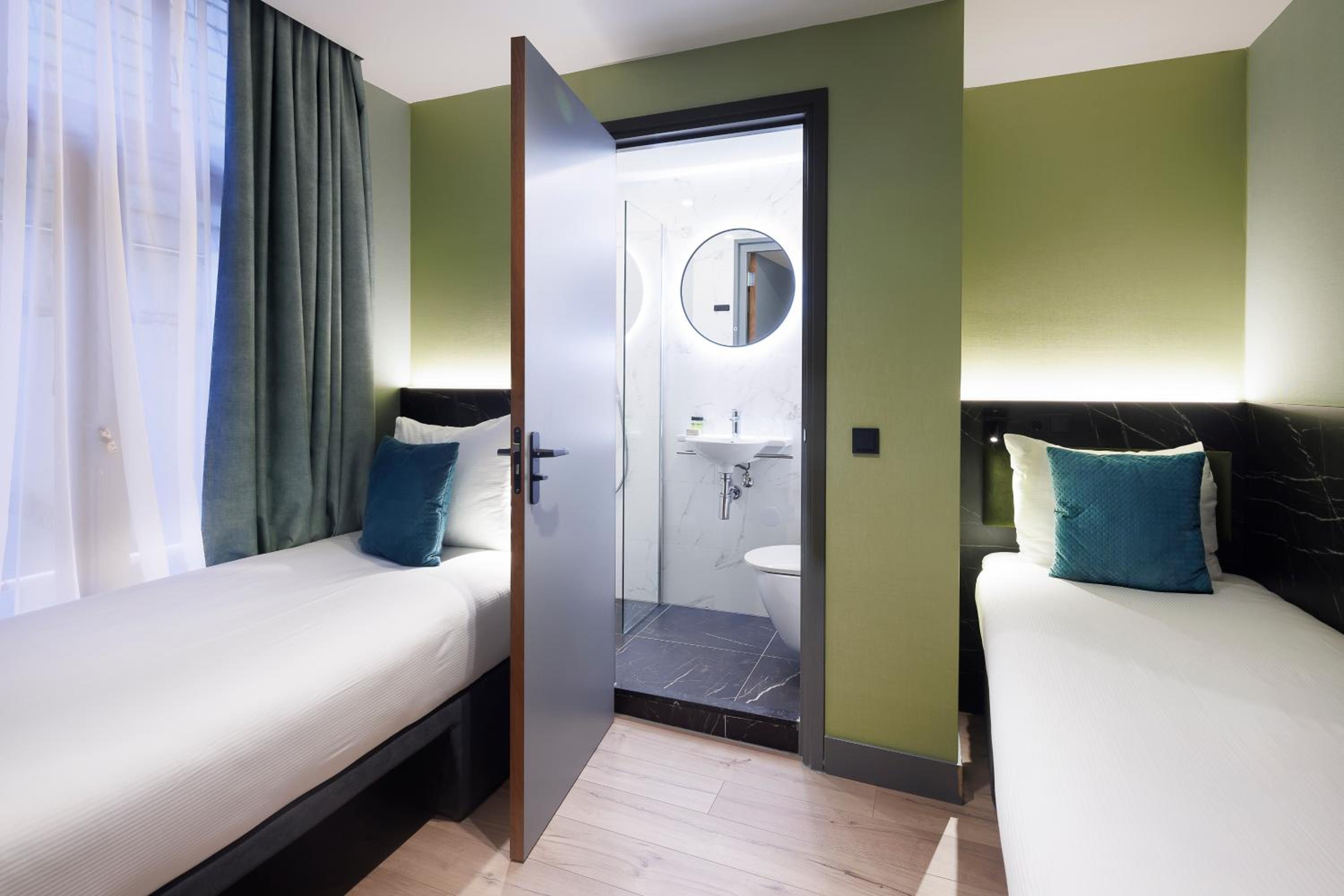 Twin Room with Private Bathroom photo 2