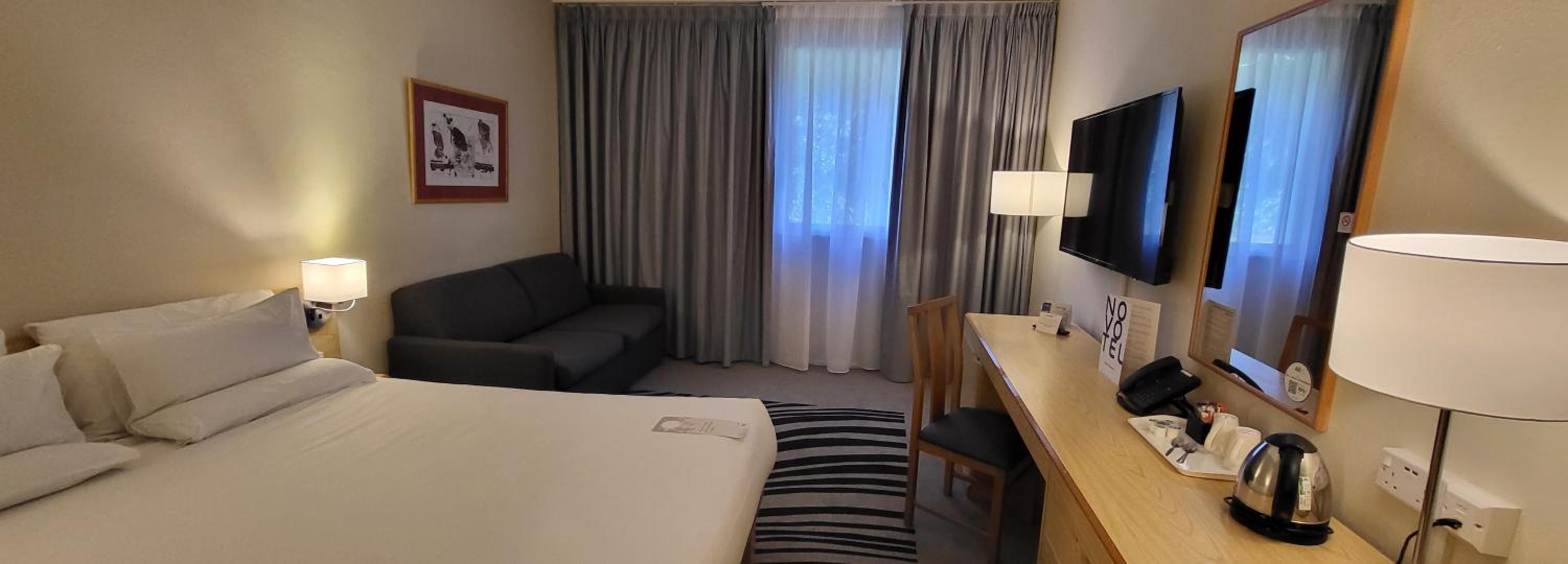 Executive Queen Room with Sofa - Photo 6