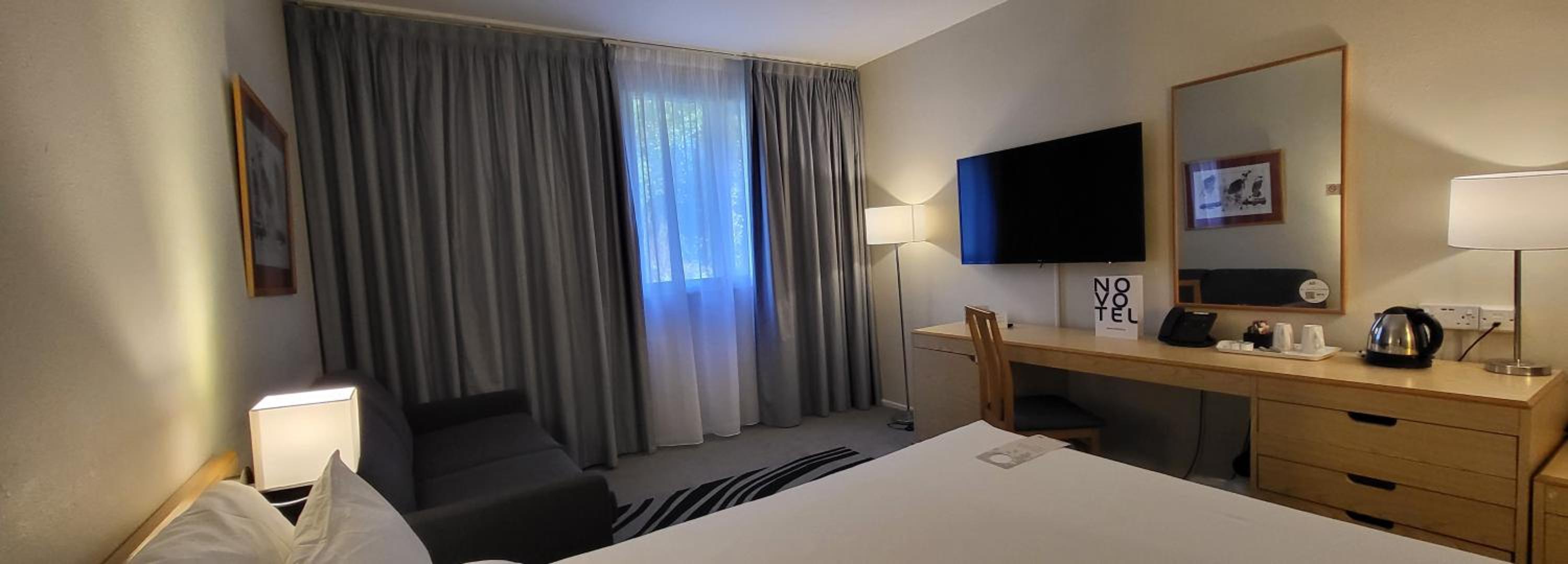 Executive Queen Room with Sofa - Photo 5
