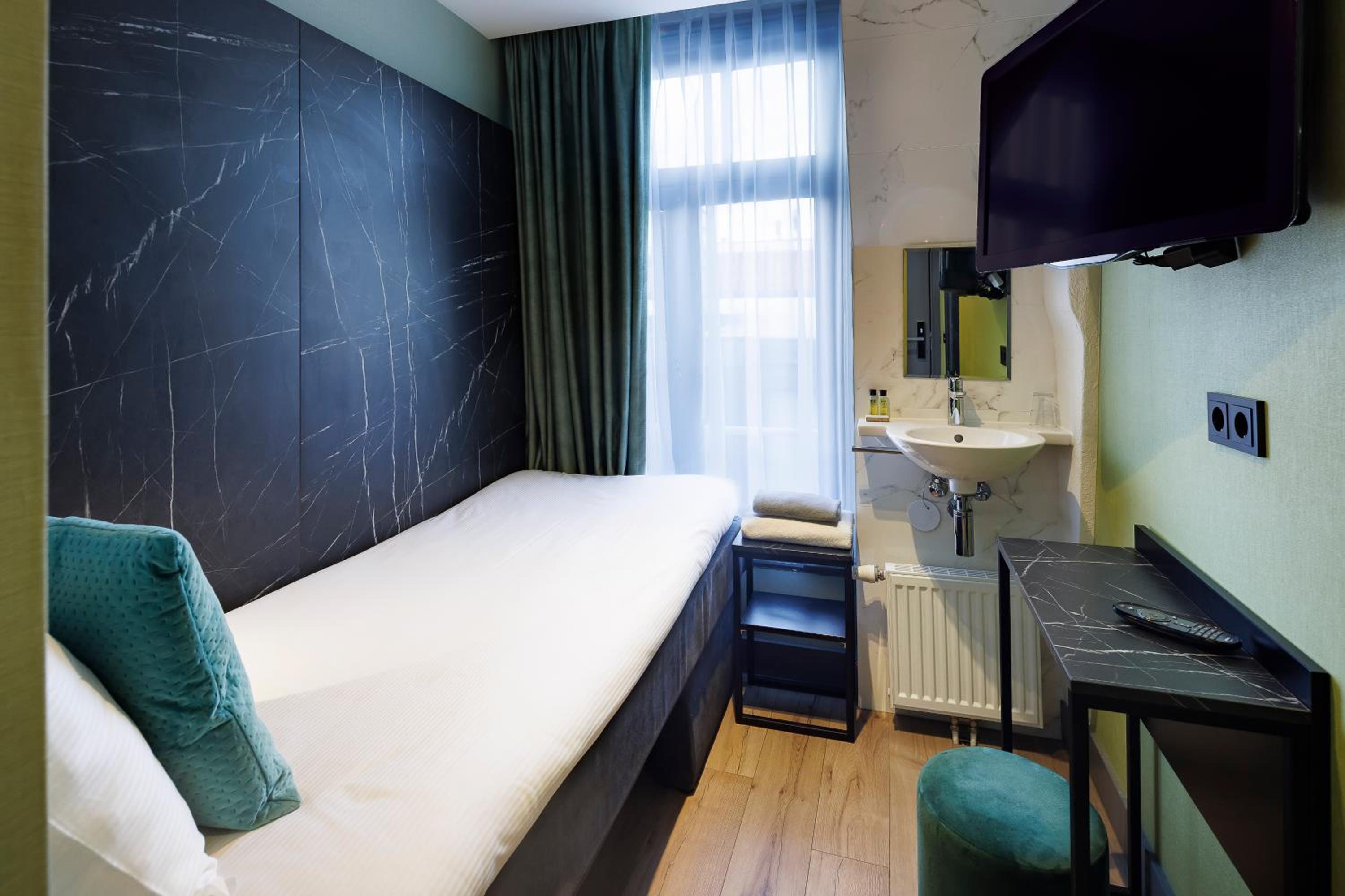 Single Room with Shared Toilet