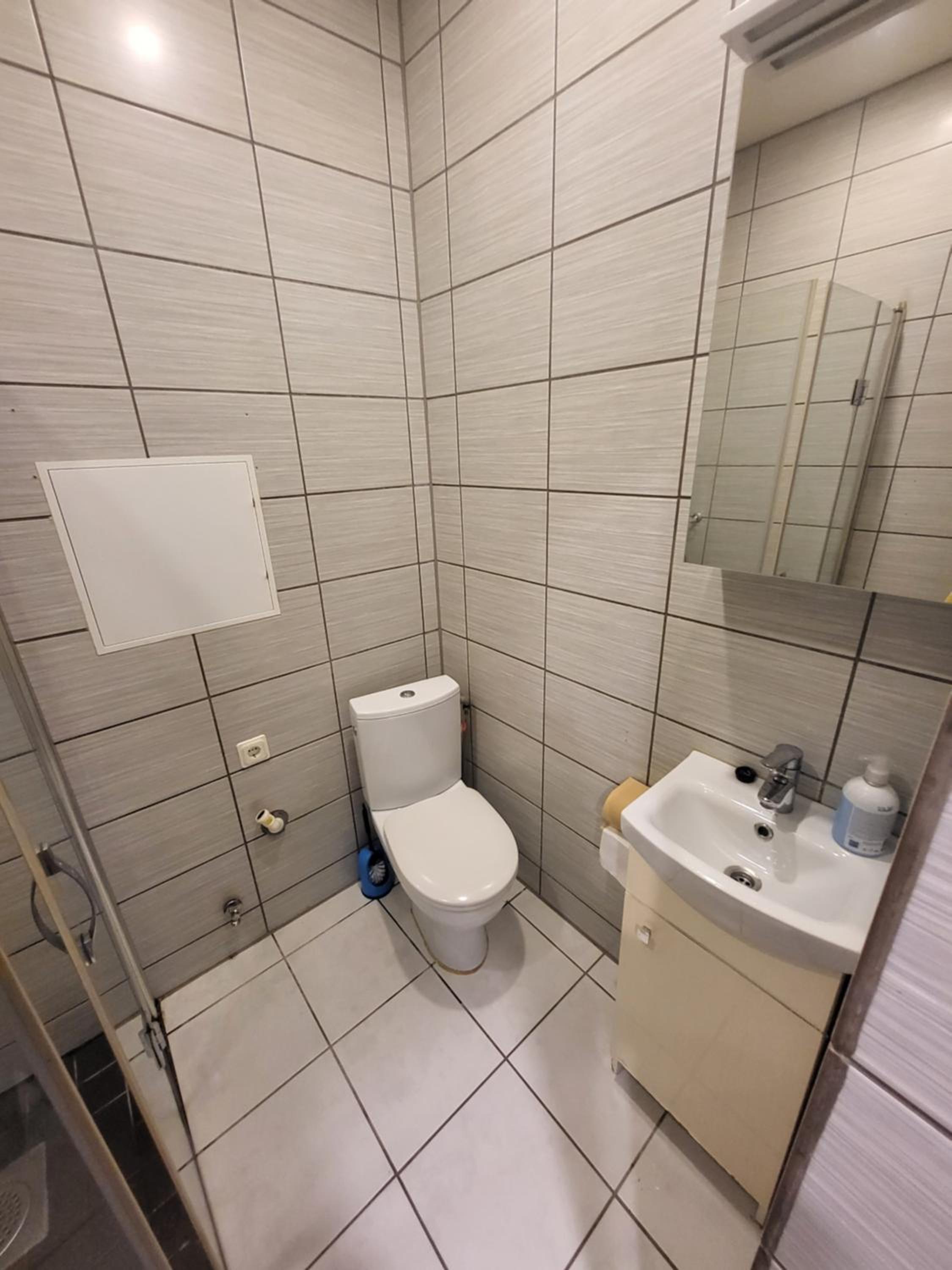 One-Bedroom Apartment - Photo 5