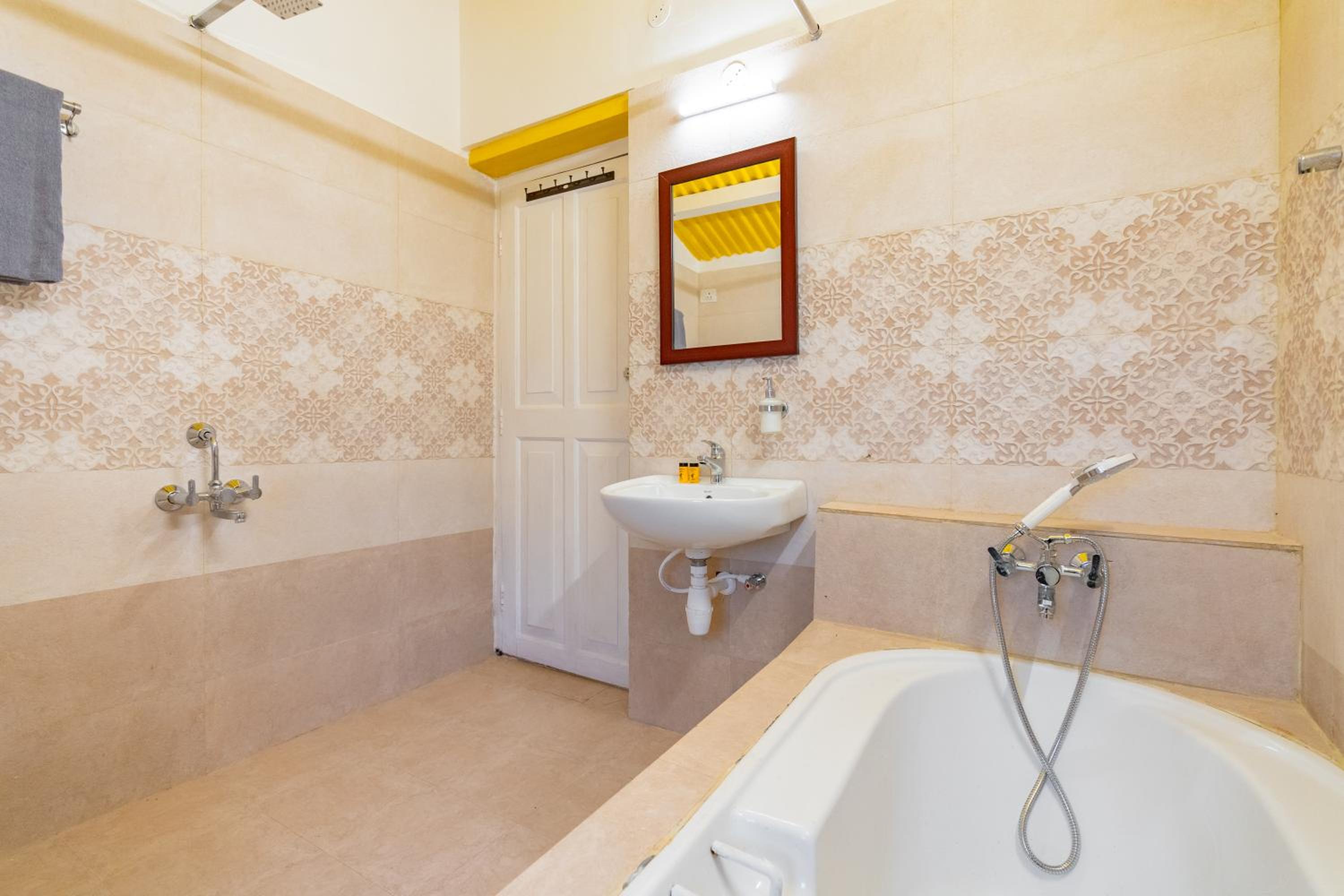 Standard Double Room - Photo 3