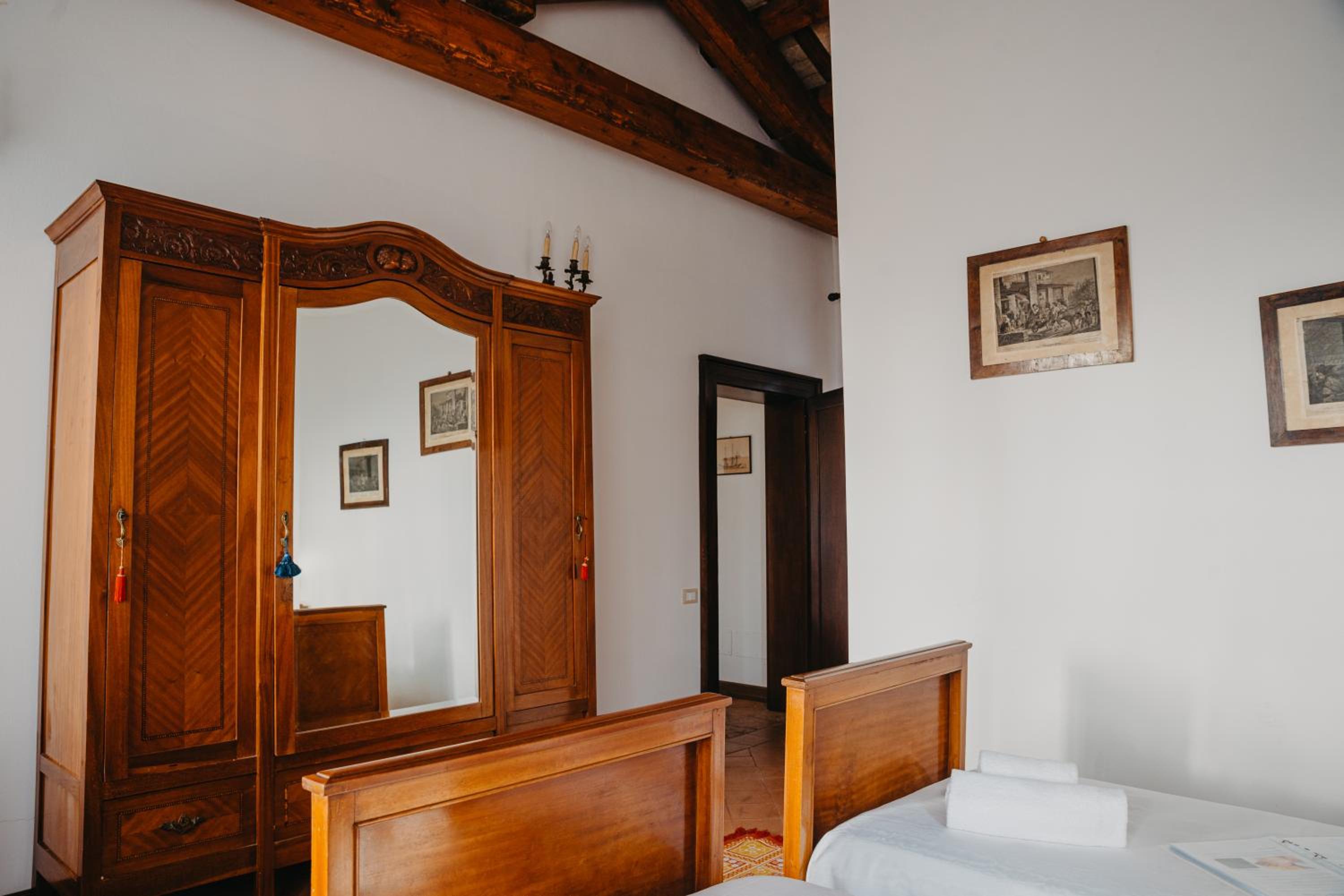 Large Twin Room - Photo 4