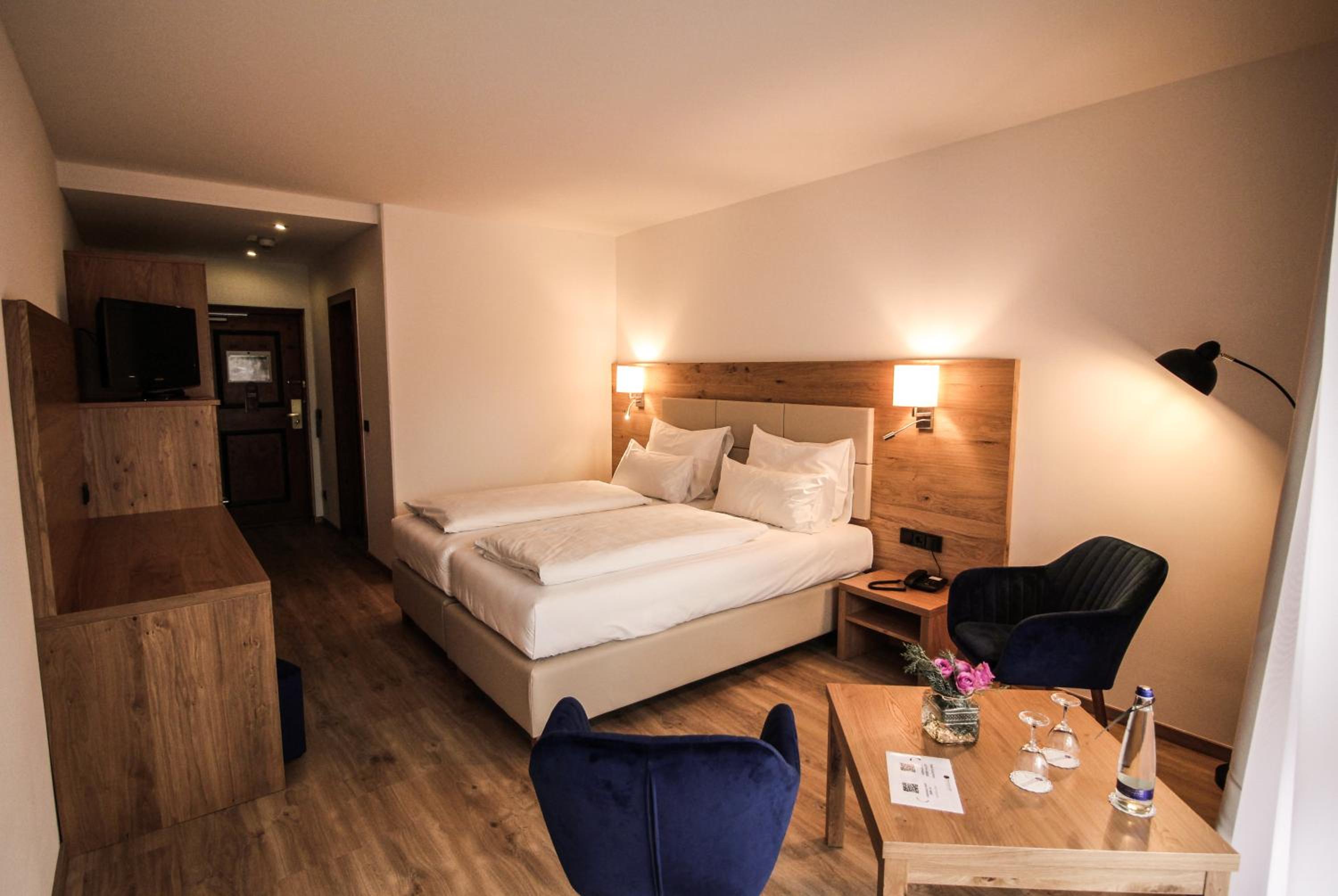 Double Room with Balcony - Photo 3