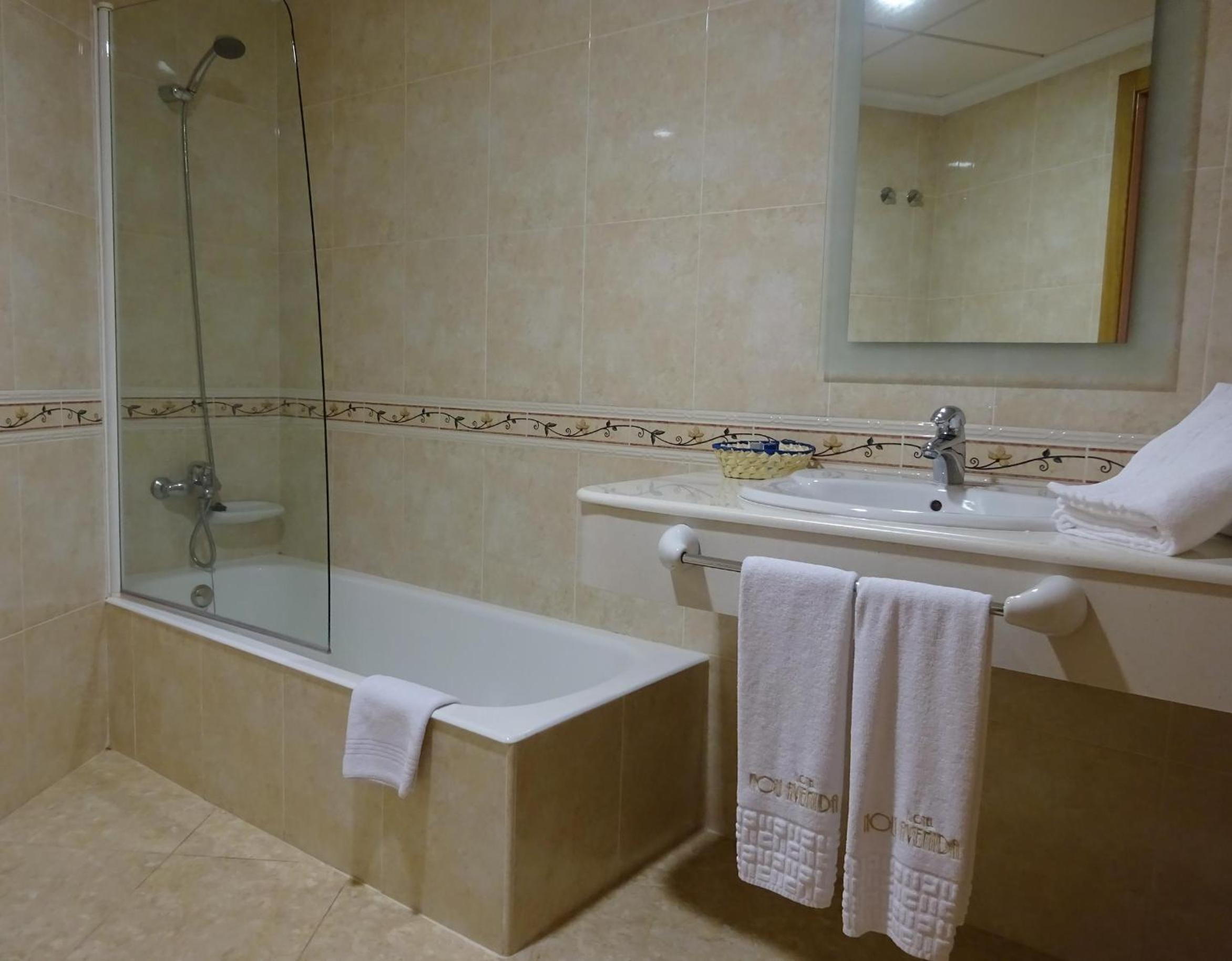 Twin Room - Photo 3