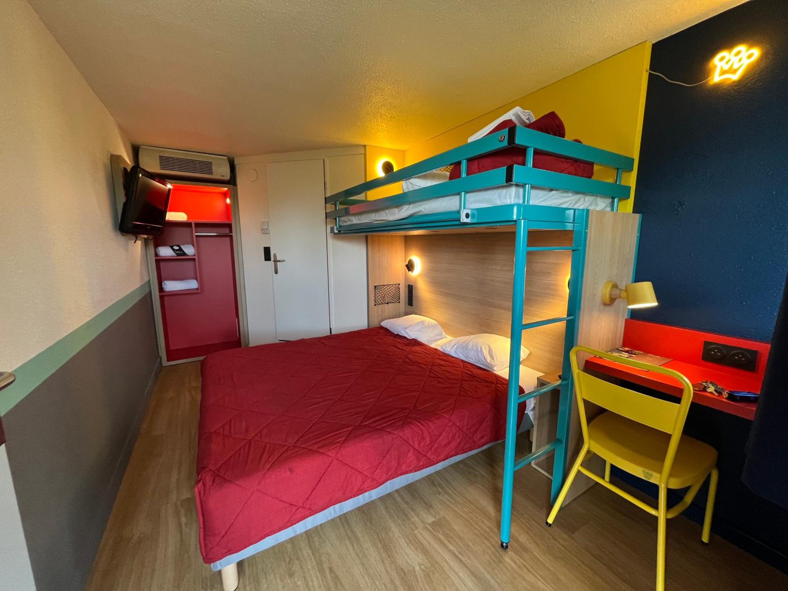 Triple Room (1 Double Bed + 1 Single Bed) - Photo 18