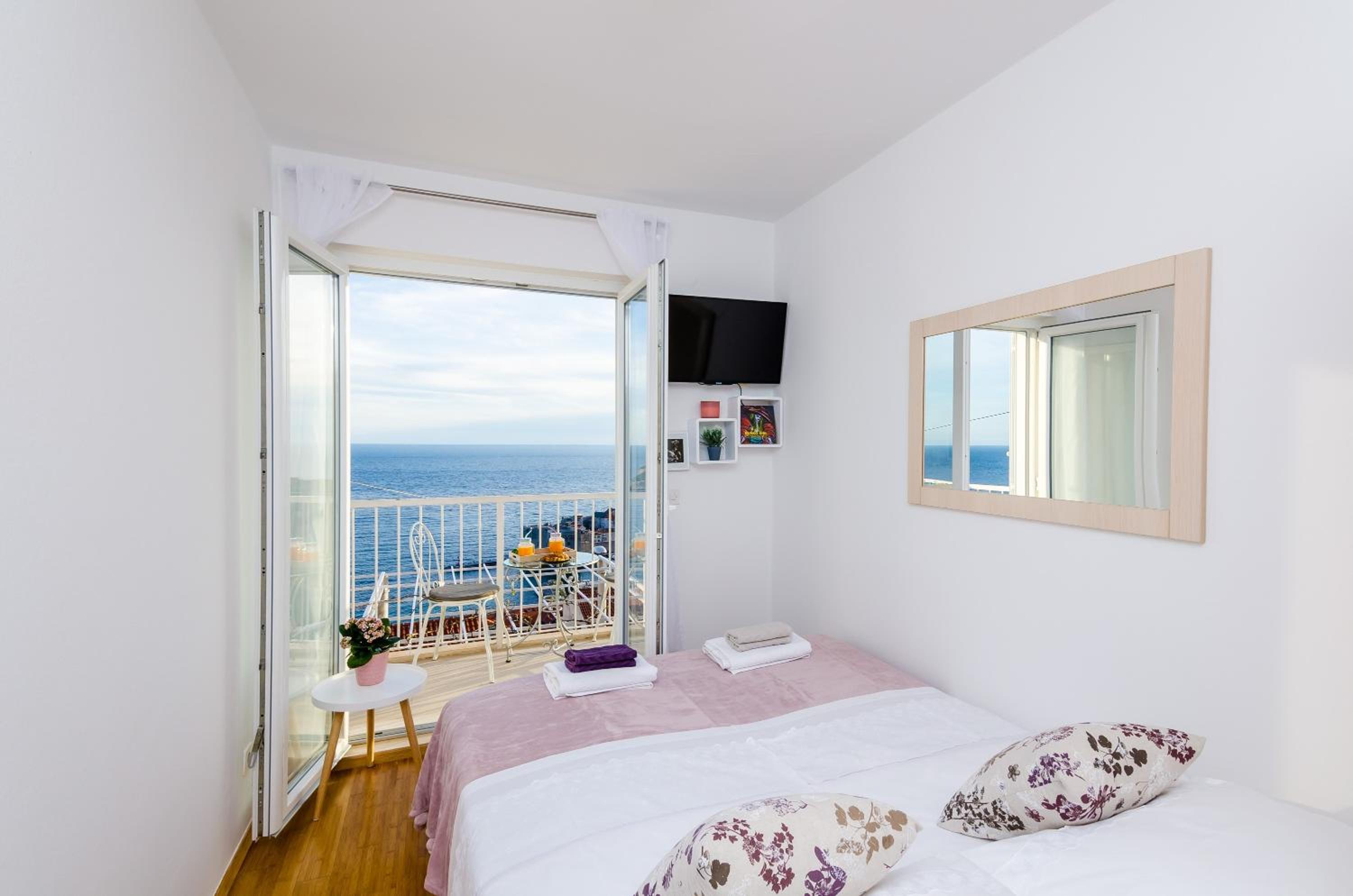 One-Bedroom Apartment With Balcony And Sea View