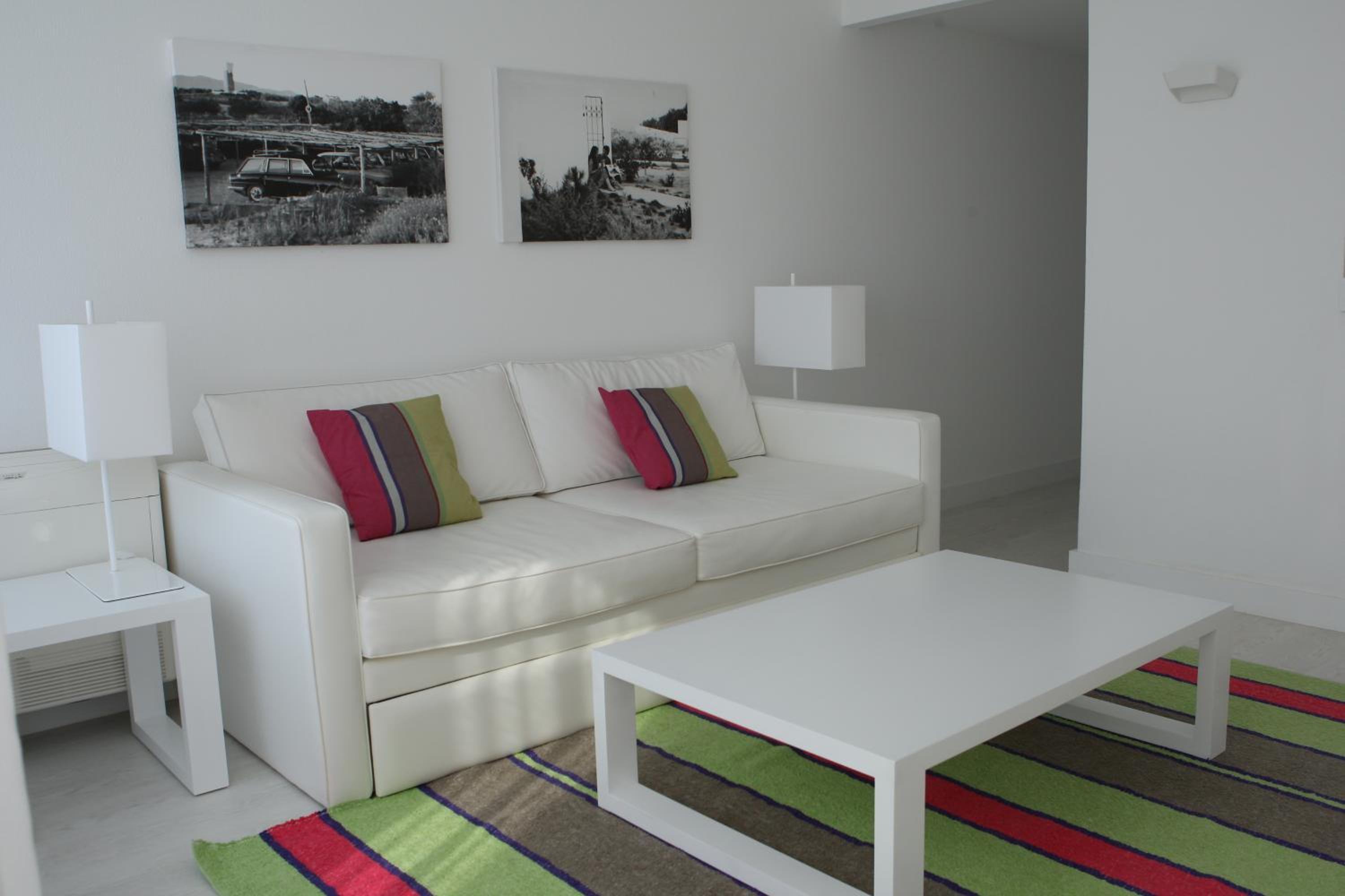 One-Bedroom Apartment with Pool View - Photo 3