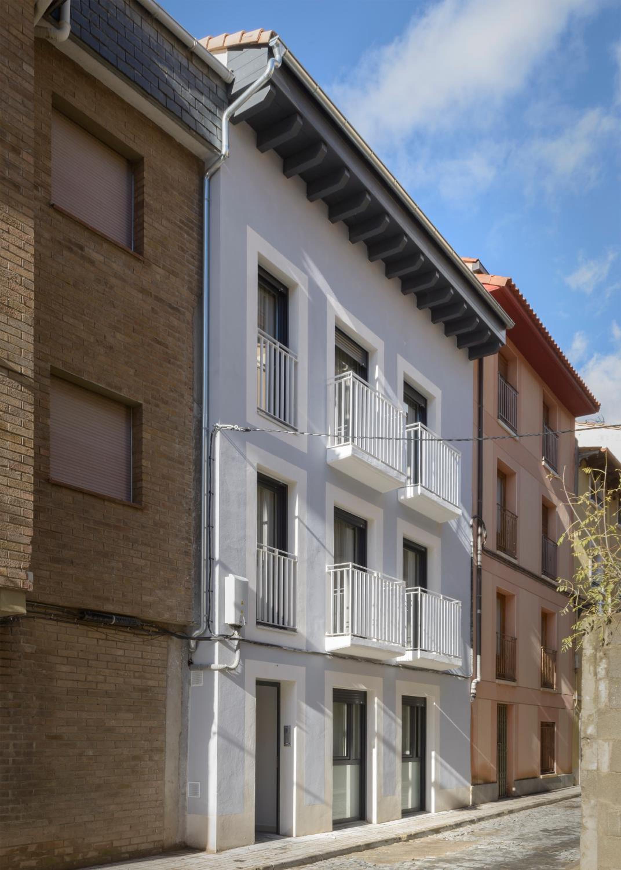 Three-Bedroom Apartment with Air Conditioning photo 3