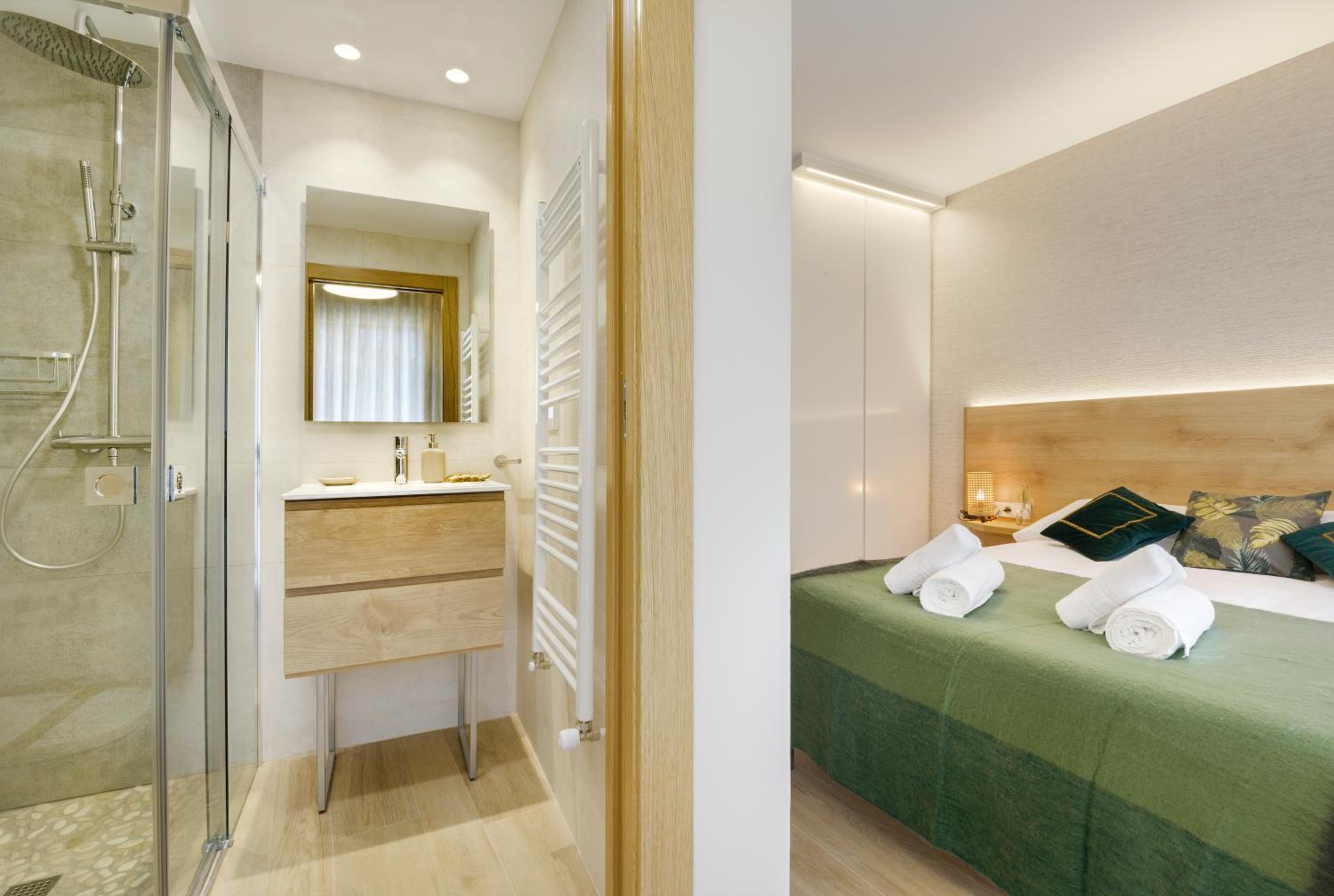 Three-Bedroom Apartment with Air Conditioning photo 2