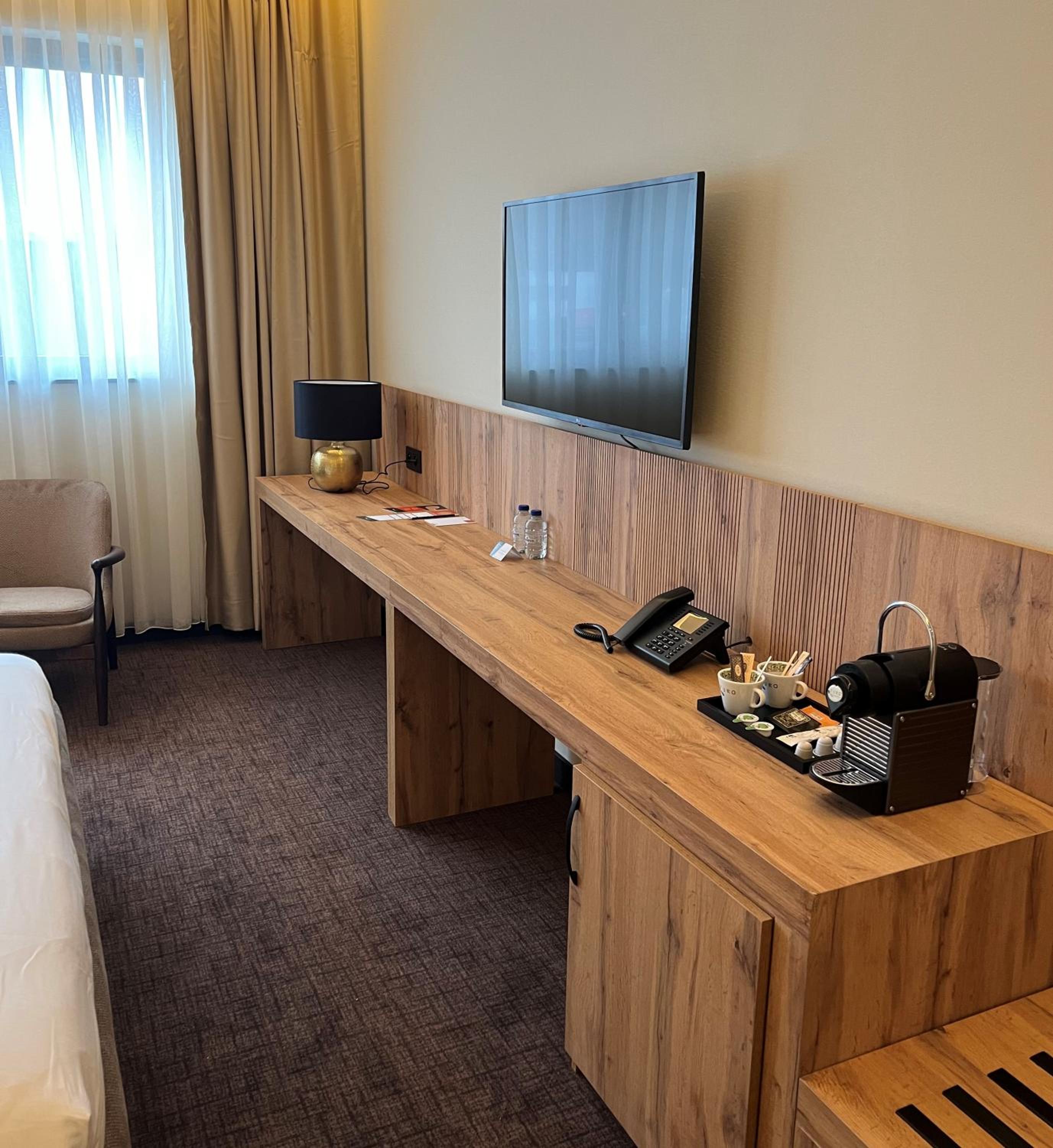 Standard King Room - Photo 11