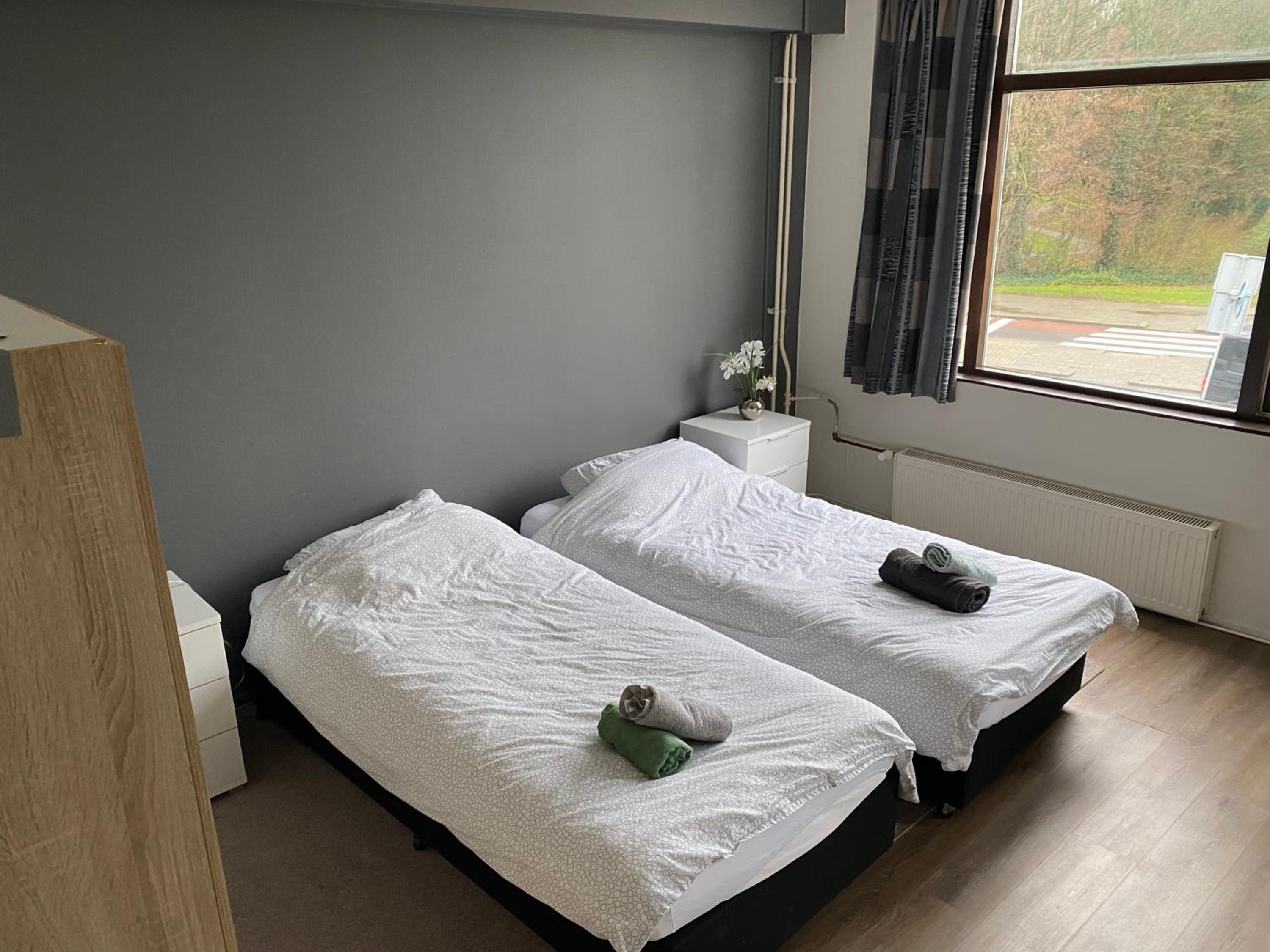 Twin Room with Bathroom - Photo 6
