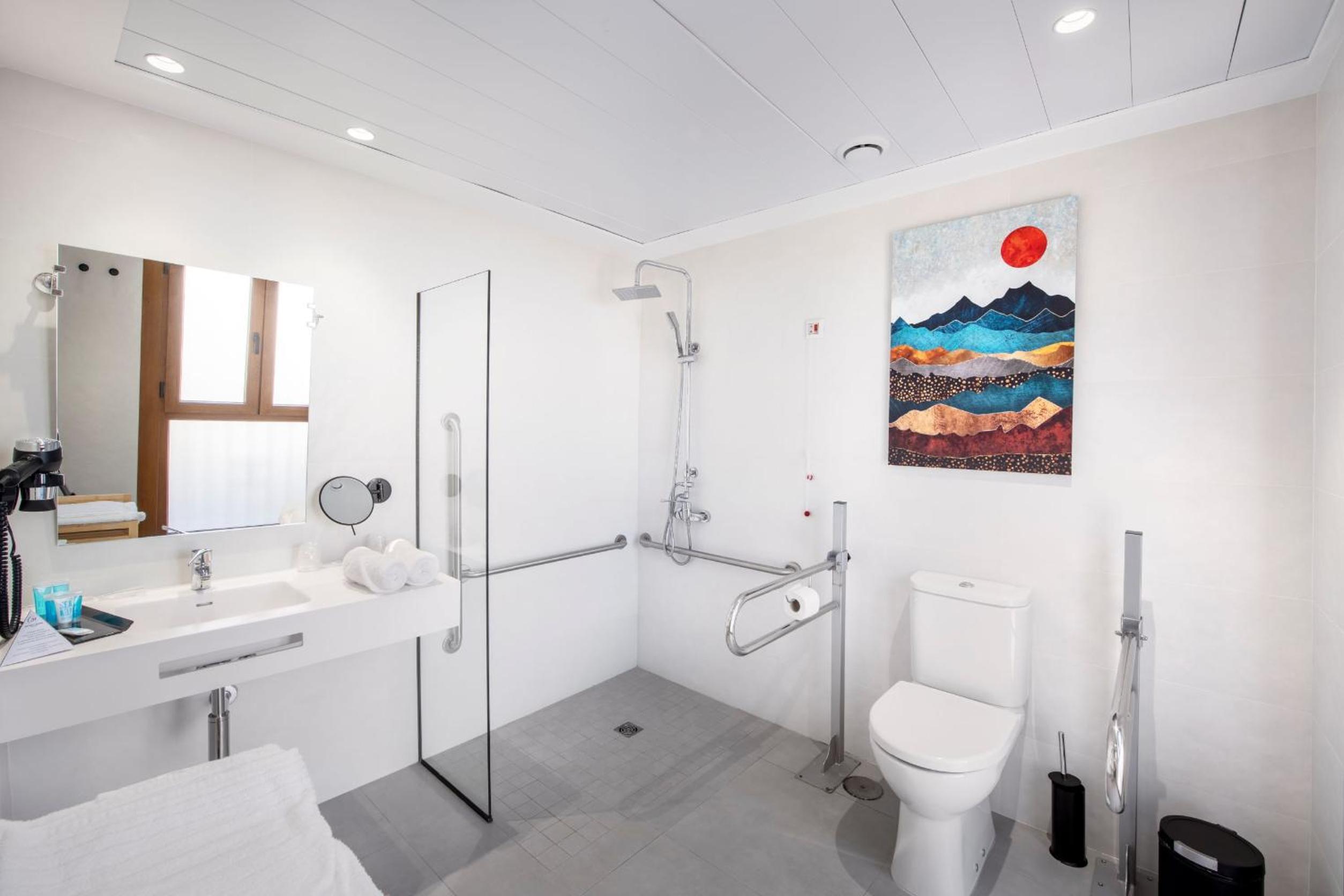 Twin Room - Disability Access photo 2