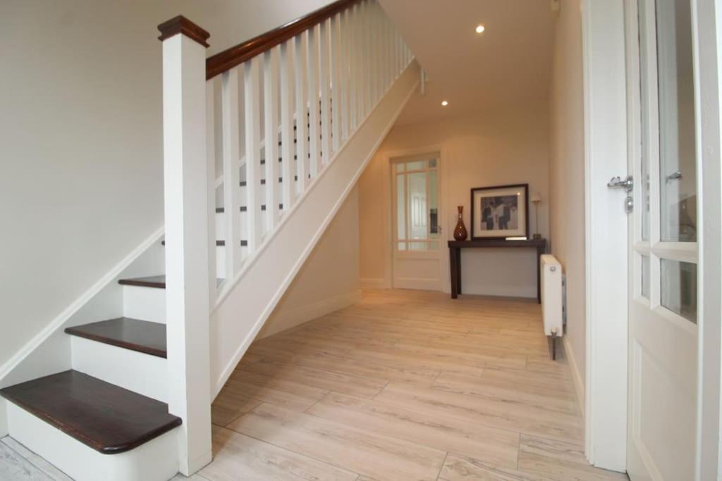 Five-Bedroom House photo 2