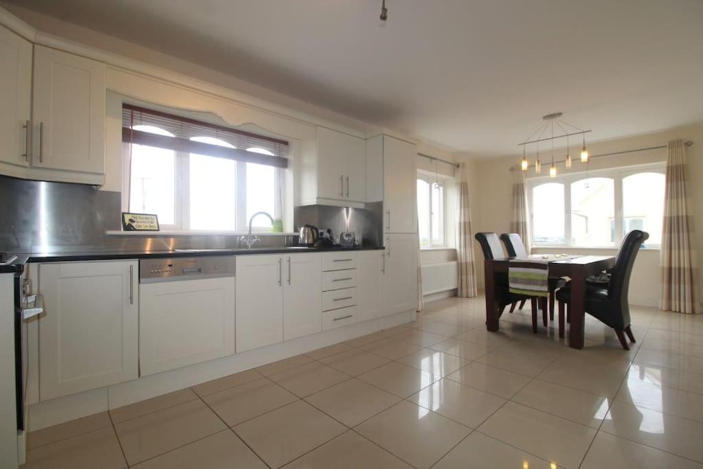 Five-Bedroom House photo 3