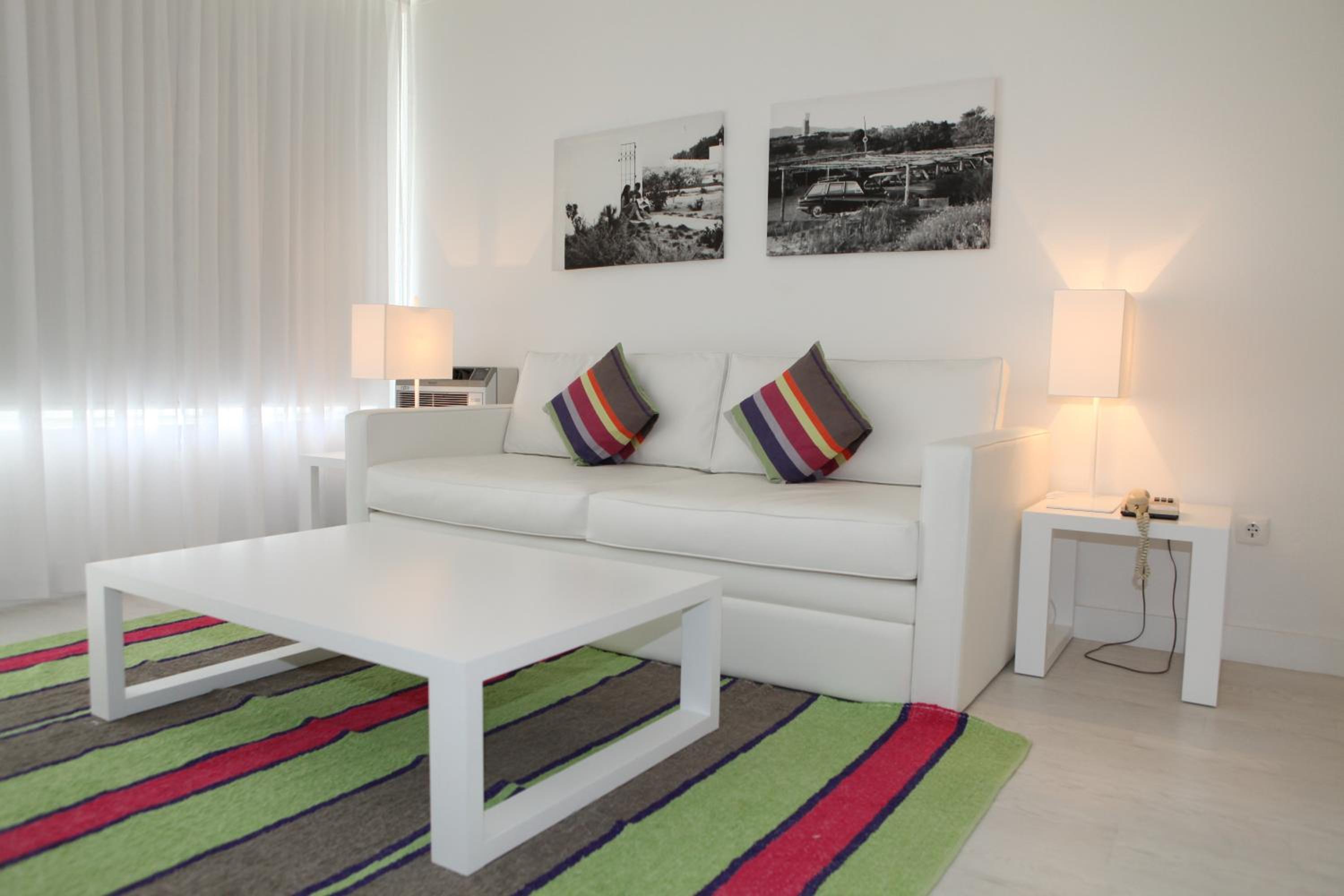 One-Bedroom Apartment with Sea View - Photo 2