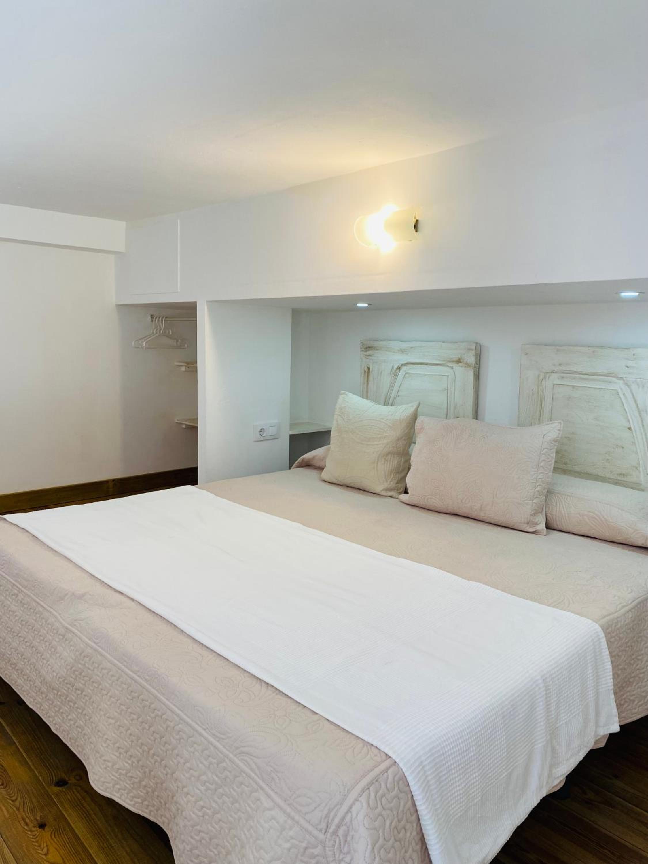 Apartment - Split Level - Photo 1