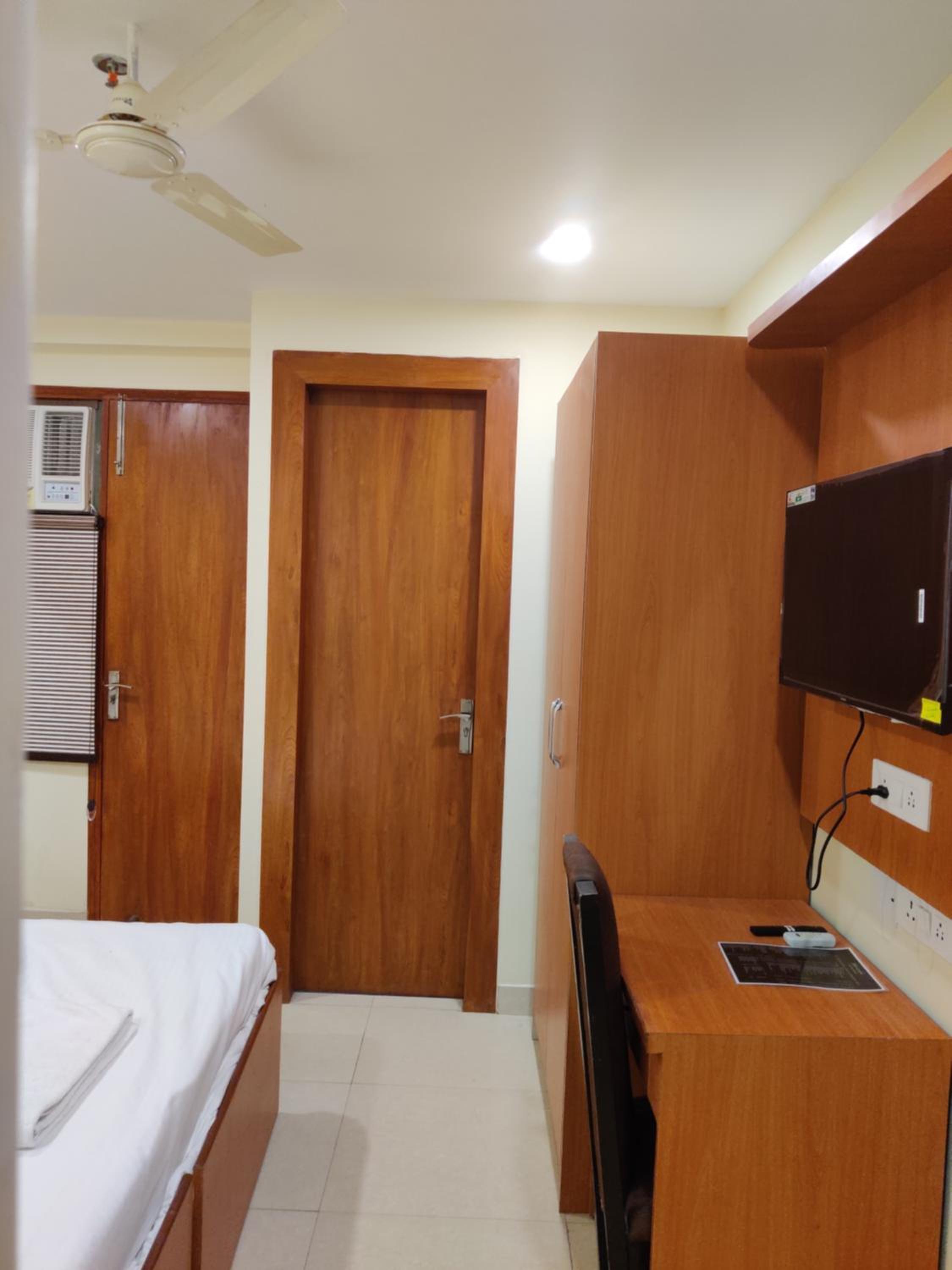 Deluxe Double Room with Balcony - Photo 6