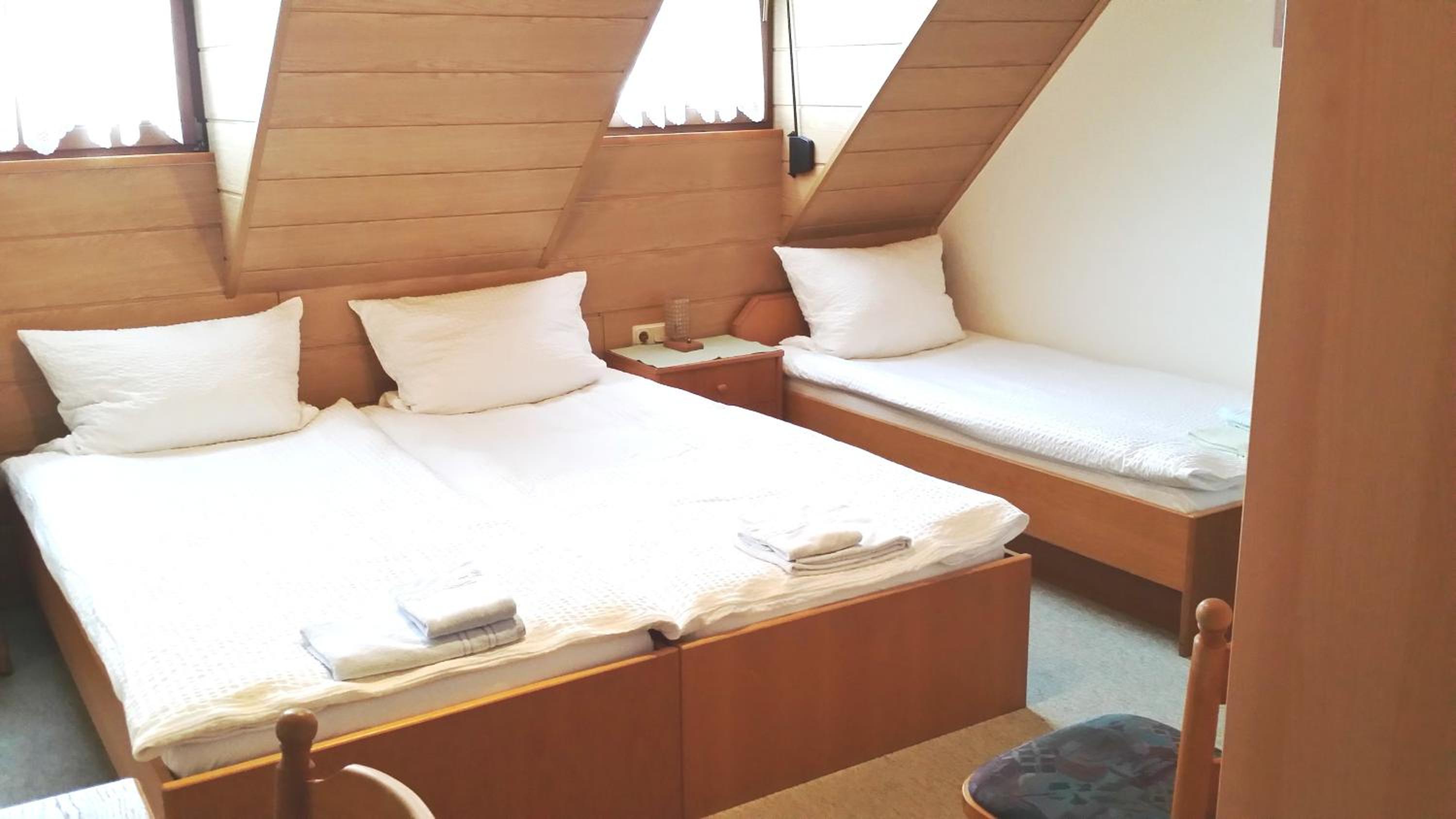 Economy Triple Room - Photo 5