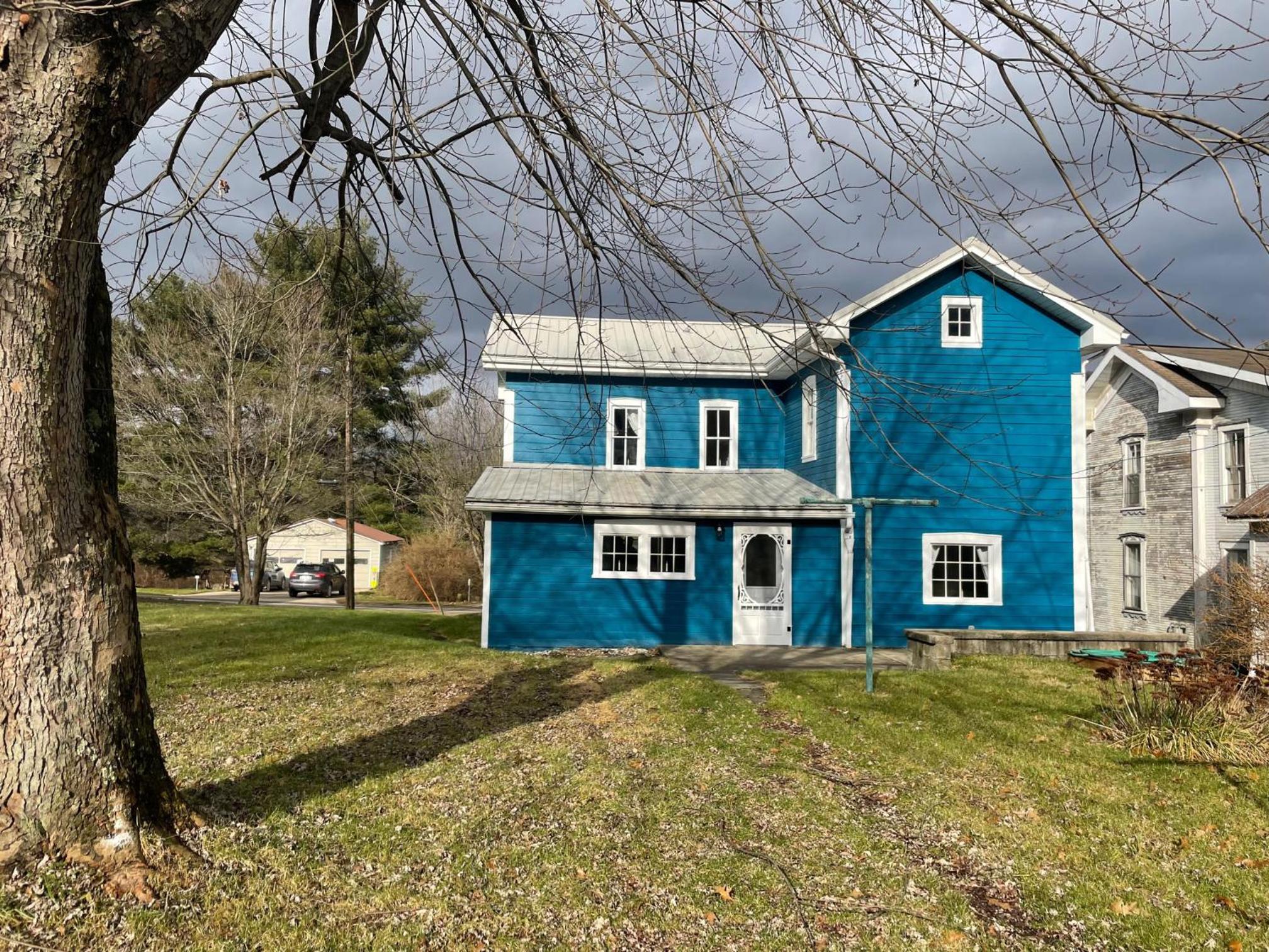 Five-Bedroom House photo 3