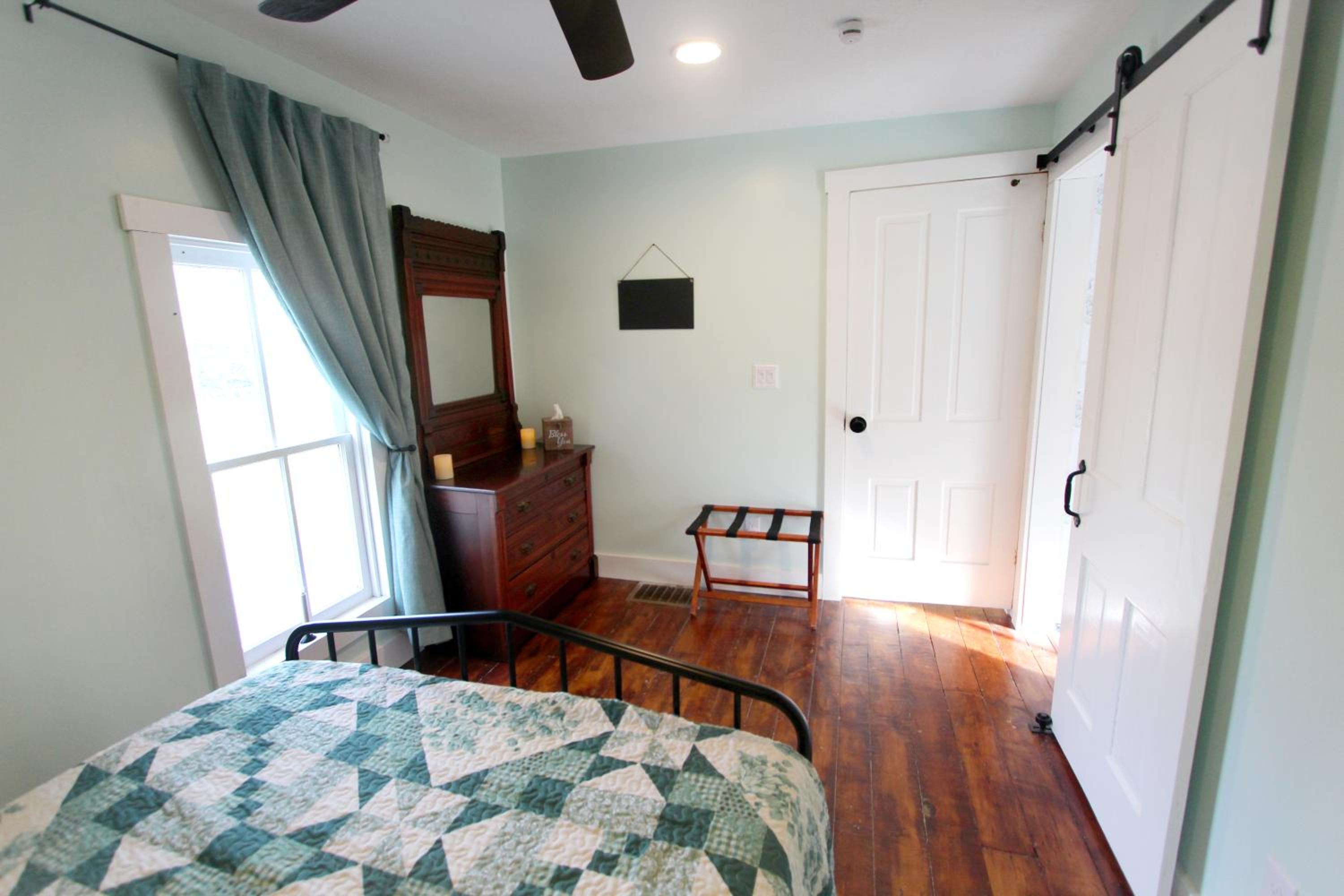 Five-Bedroom House photo 2