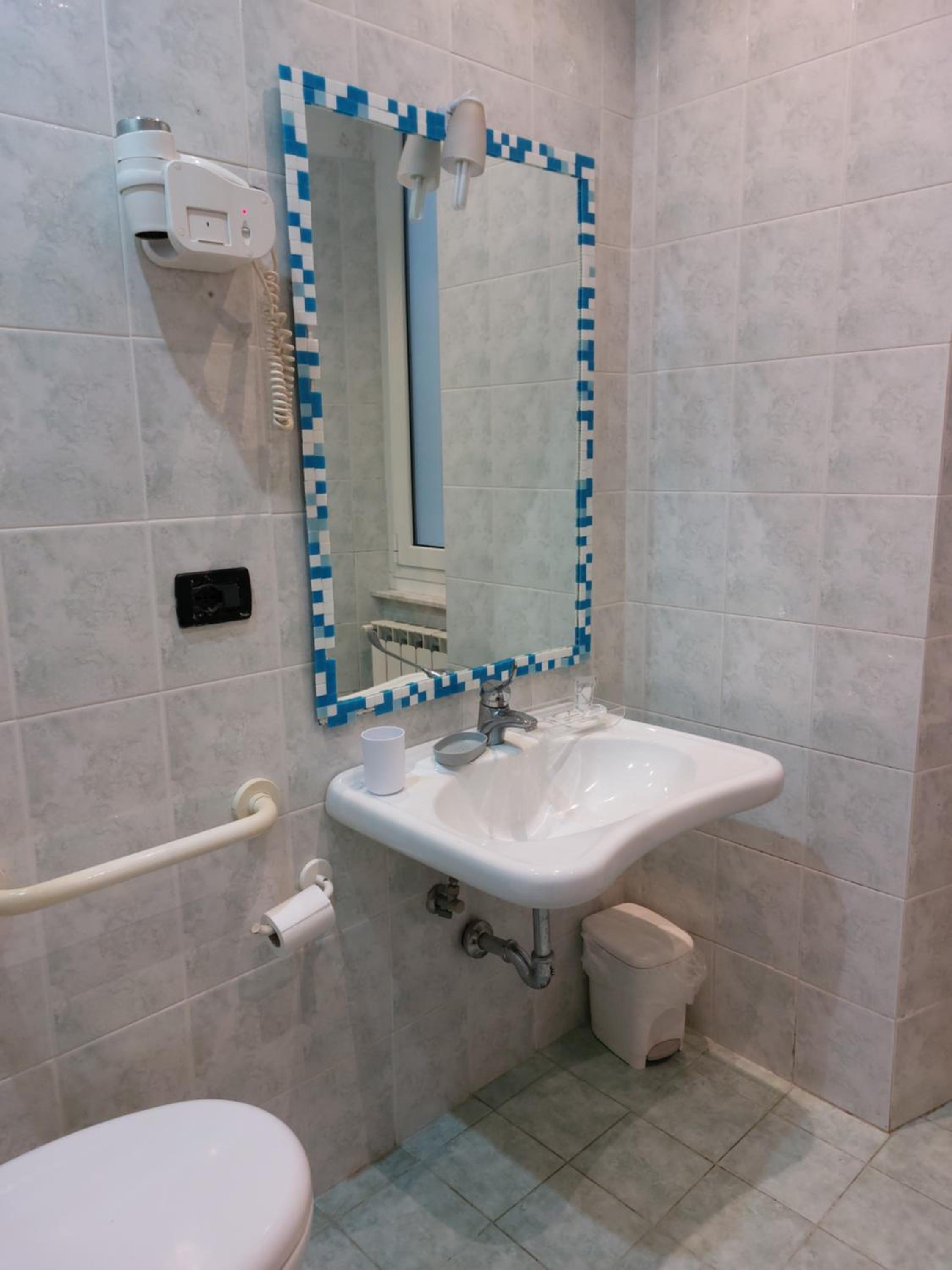 King Room with Roll-In Shower - Disability Access - Photo 2