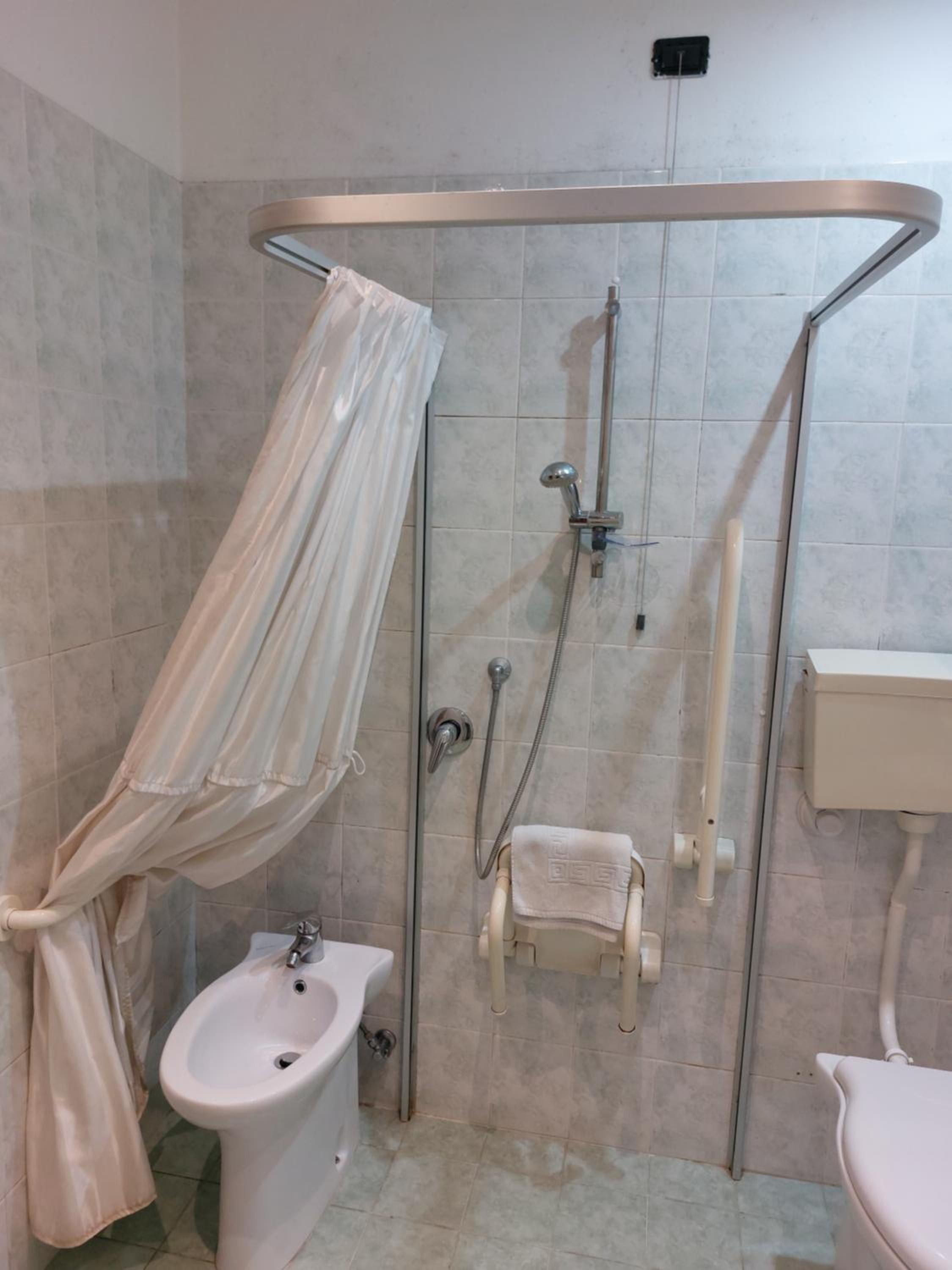King Room with Roll-In Shower - Disability Access - Photo 3