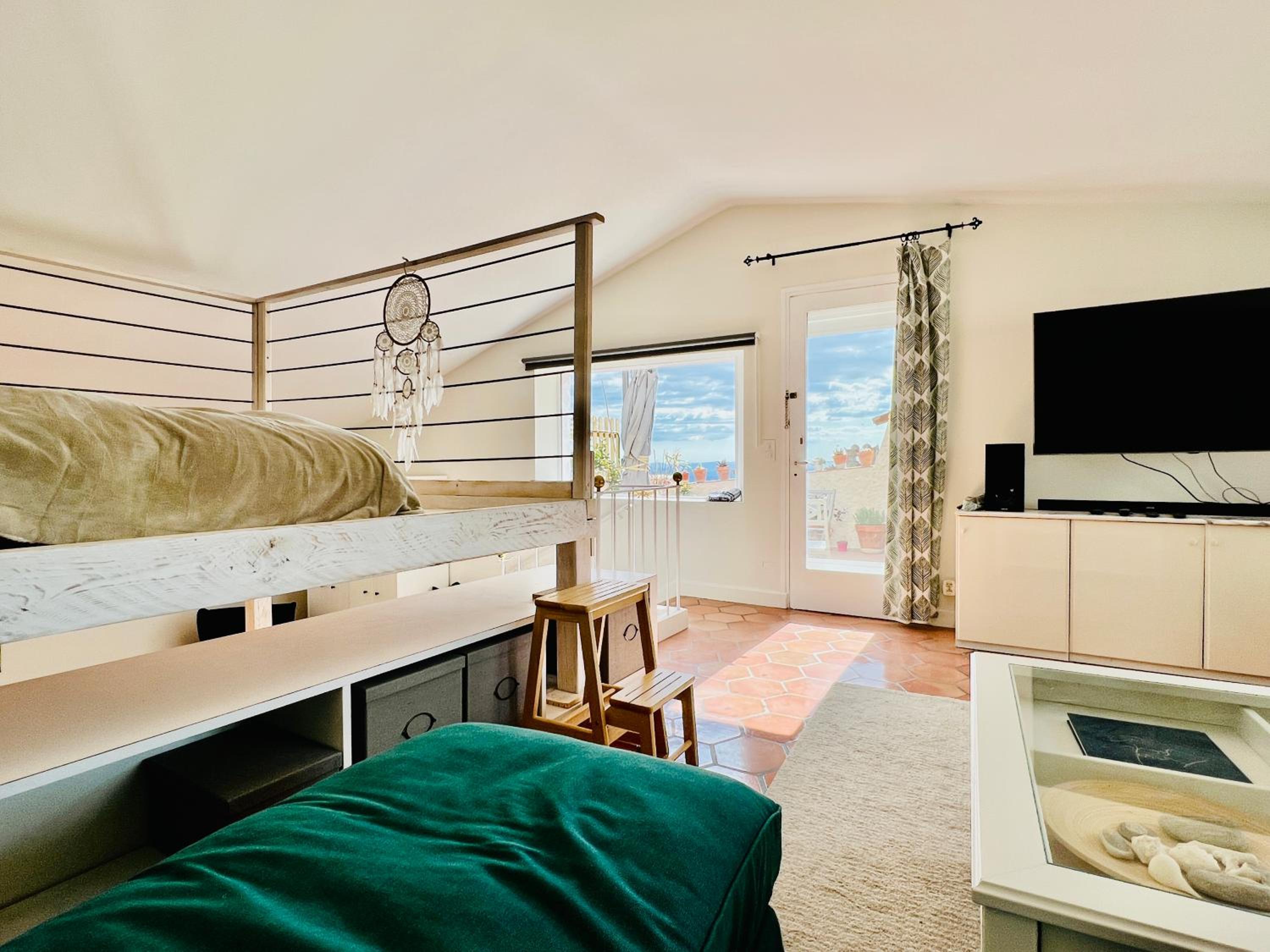 Family Room with Mountain View - Photo 4
