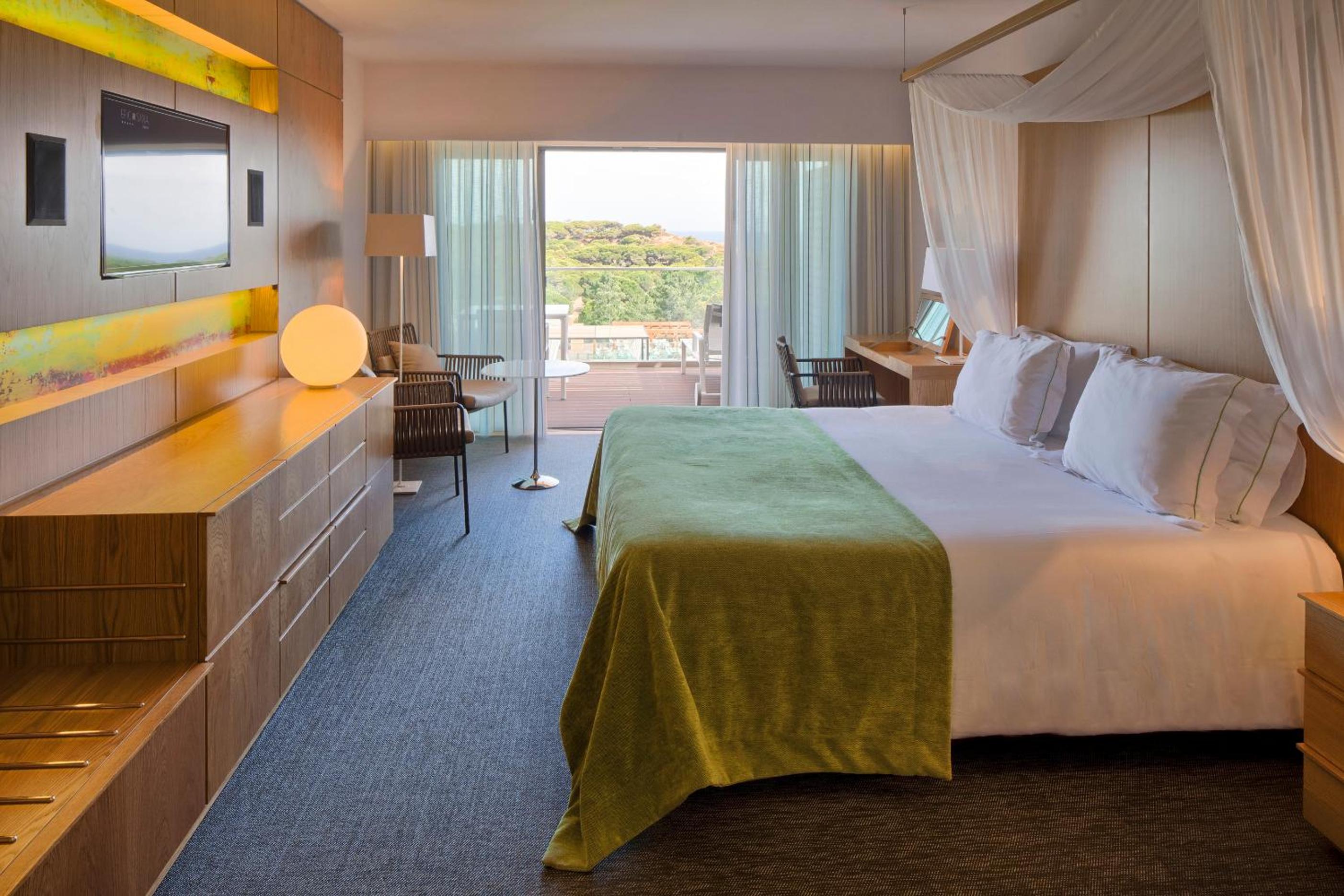 Deluxe Double Or Twin Room With Resort View - Easter Package photo 3